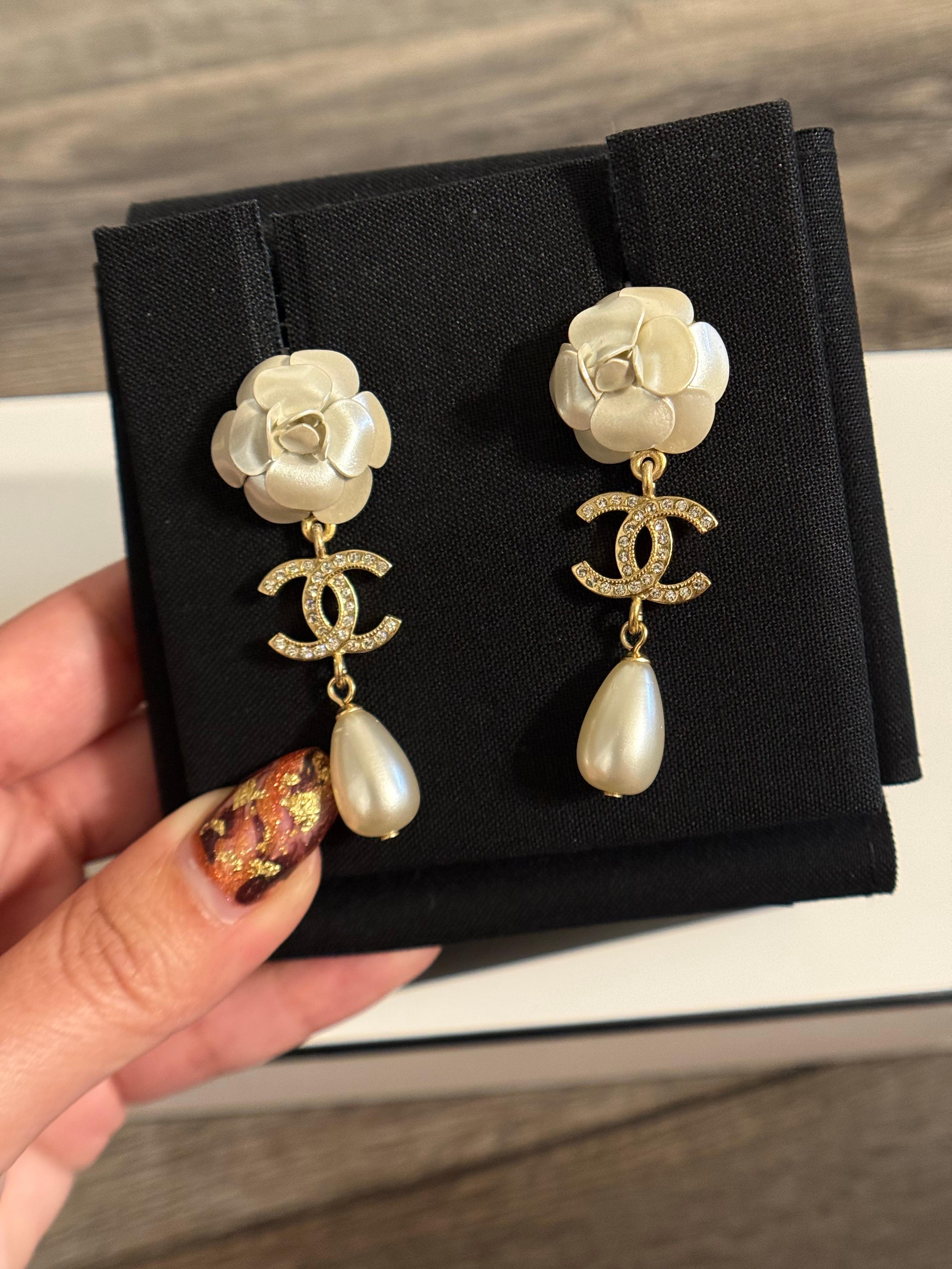 Orecchini Chanel in oro e bianco con cristalli a forma di fiore di camelia e perle CC in vendita 6