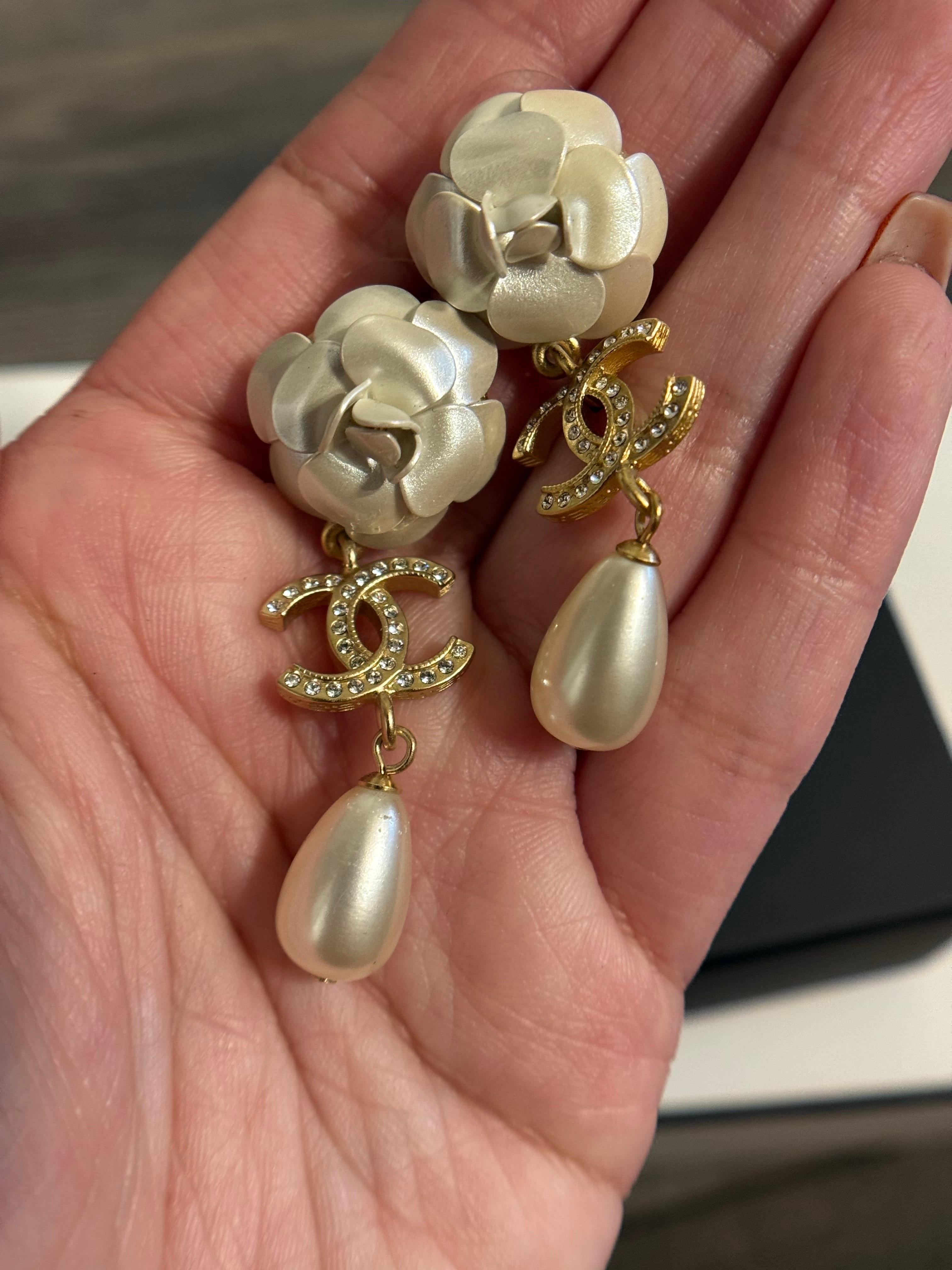 Orecchini Chanel in oro e bianco con cristalli a forma di fiore di camelia e perle CC in vendita 7