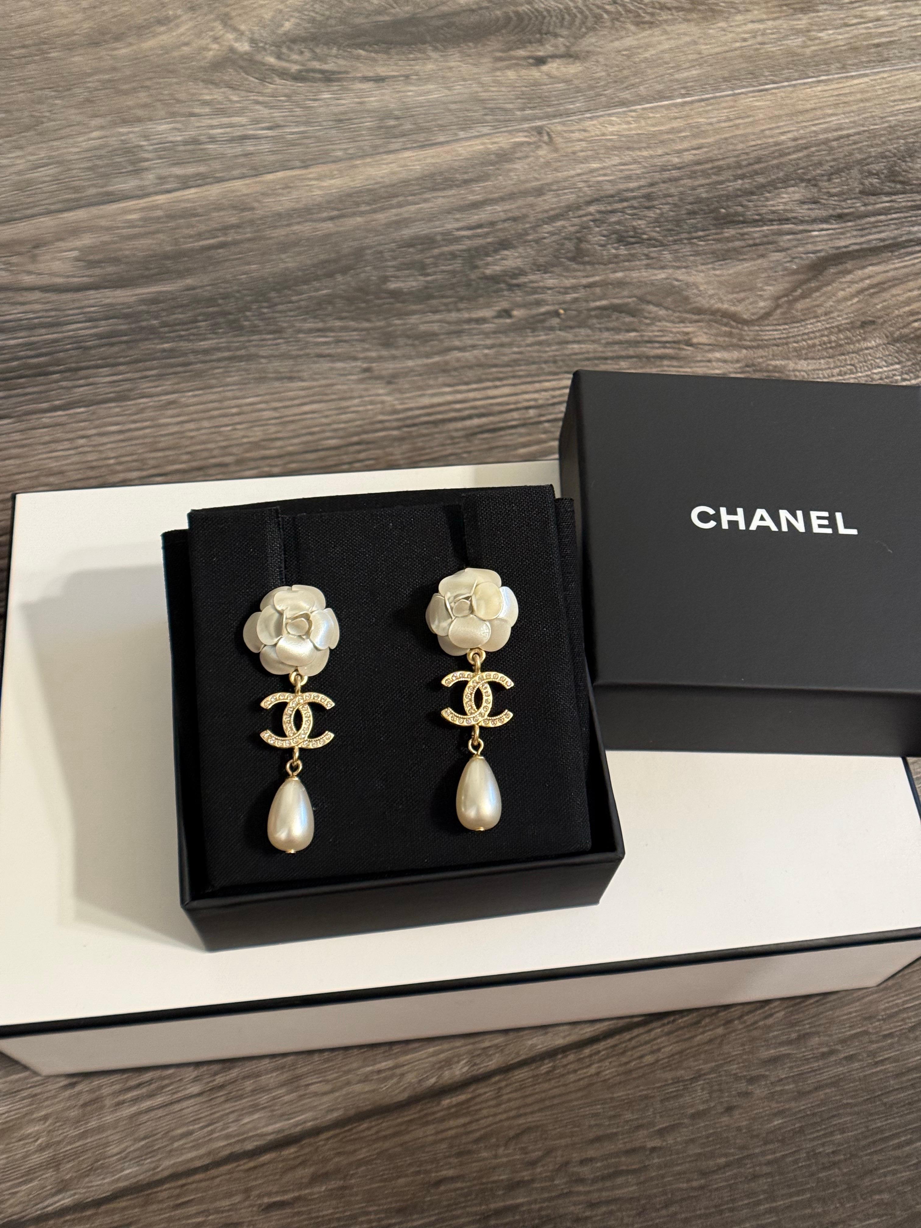 Orecchini Chanel in oro e bianco con cristalli a forma di fiore di camelia e perle CC in vendita 8