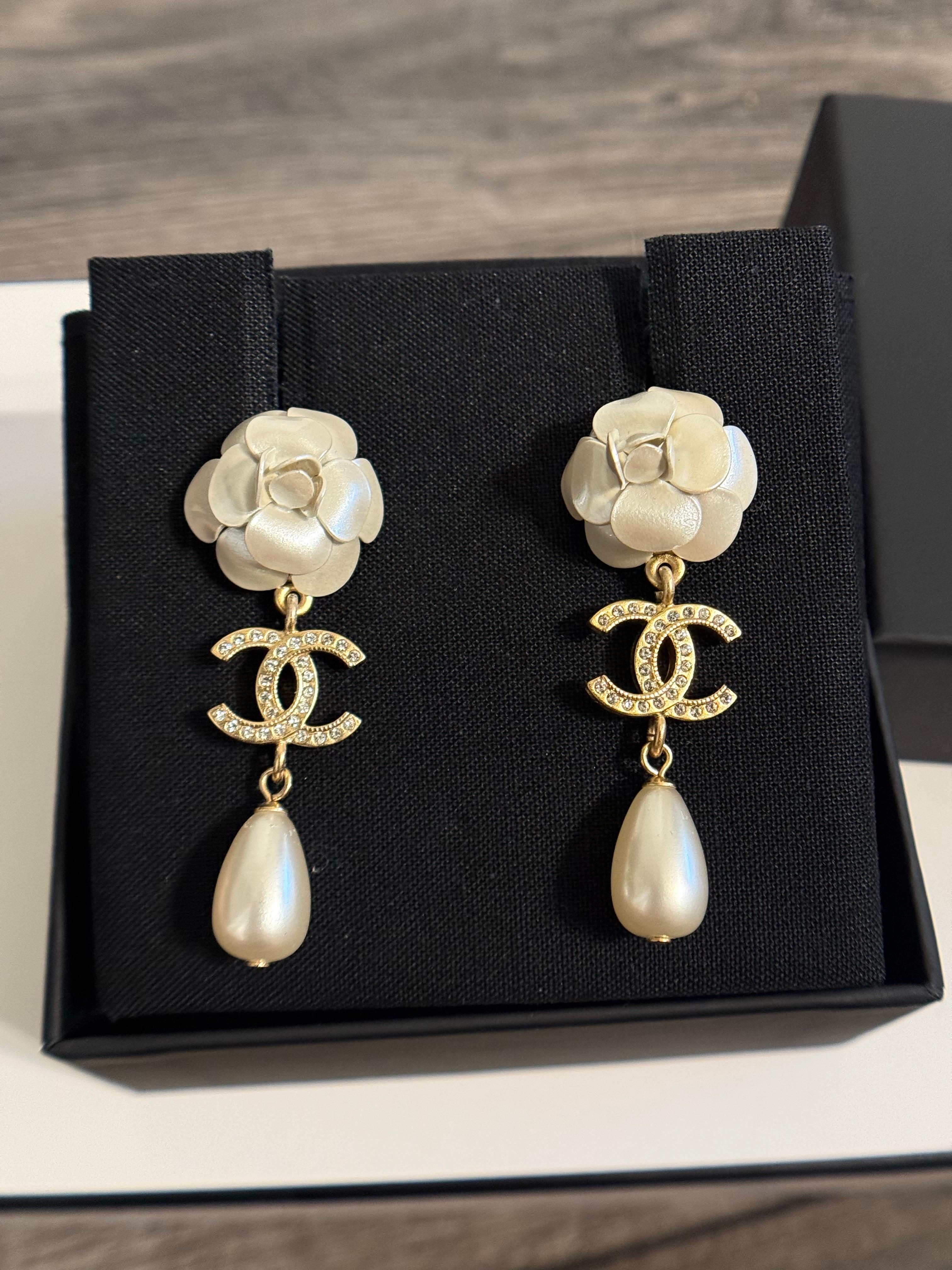 DETTAGLI:
Marchio di garanzia: CHANEL
Prodotto in Francia
Collezione'S 2020
Gli orecchini sono  in buone condizioni, con un'usura minima.
Viene fornito con scatola e custodia

INFORMAZIONI IMPORTANTI:
Questo articolo è un pezzo usato e può