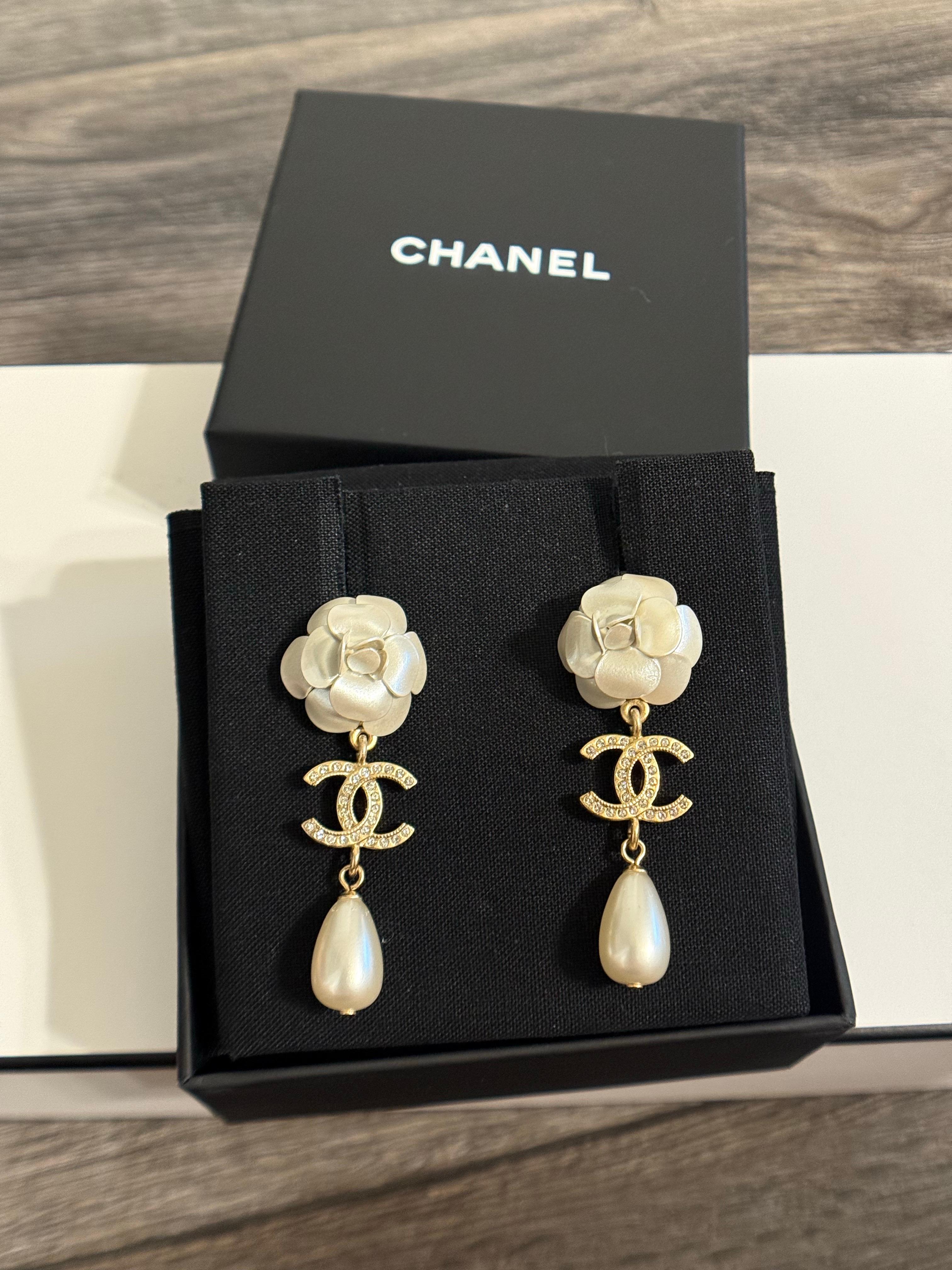 Orecchini Chanel in oro e bianco con cristalli a forma di fiore di camelia e perle CC In condizioni buone in vendita a Bellevue, WA