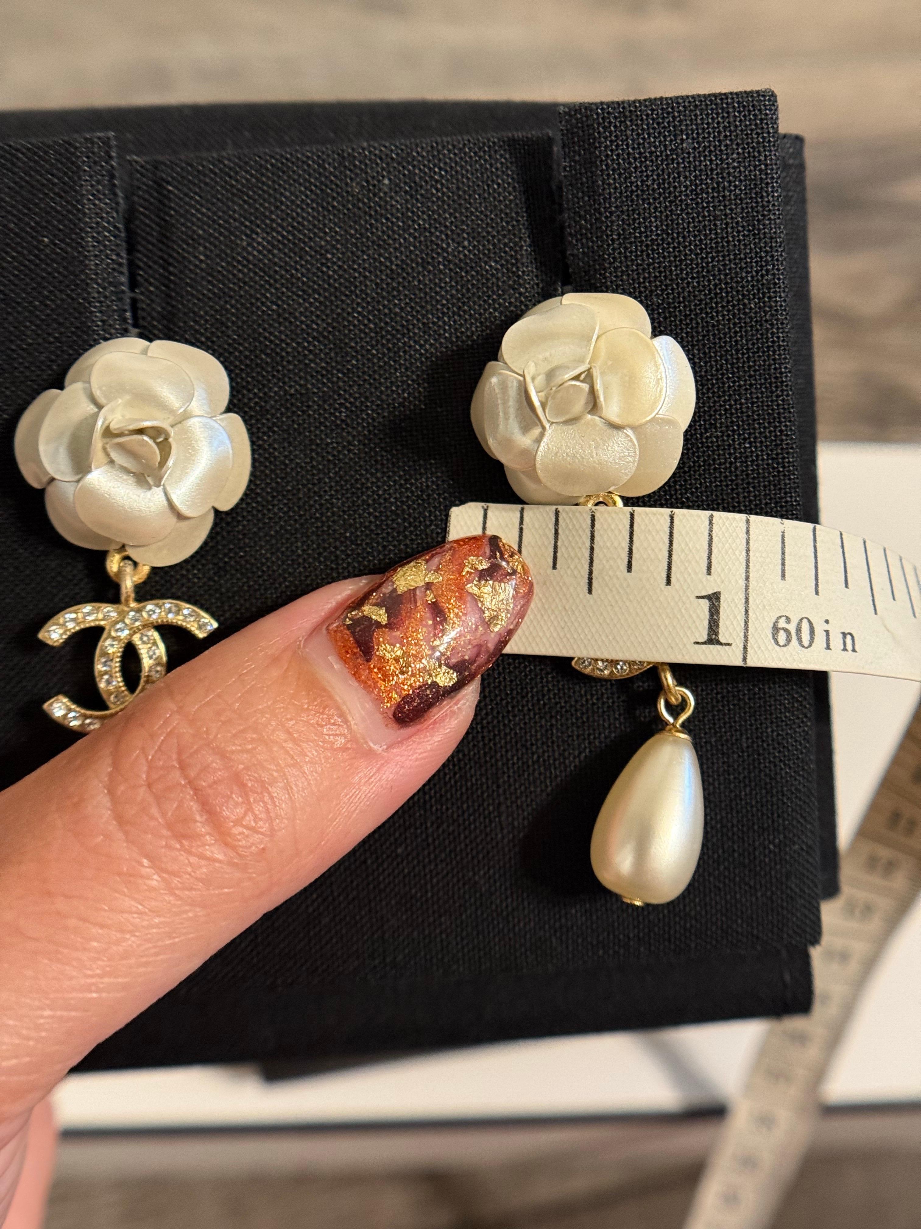 da uomo o donna Orecchini Chanel in oro e bianco con cristalli a forma di fiore di camelia e perle CC in vendita