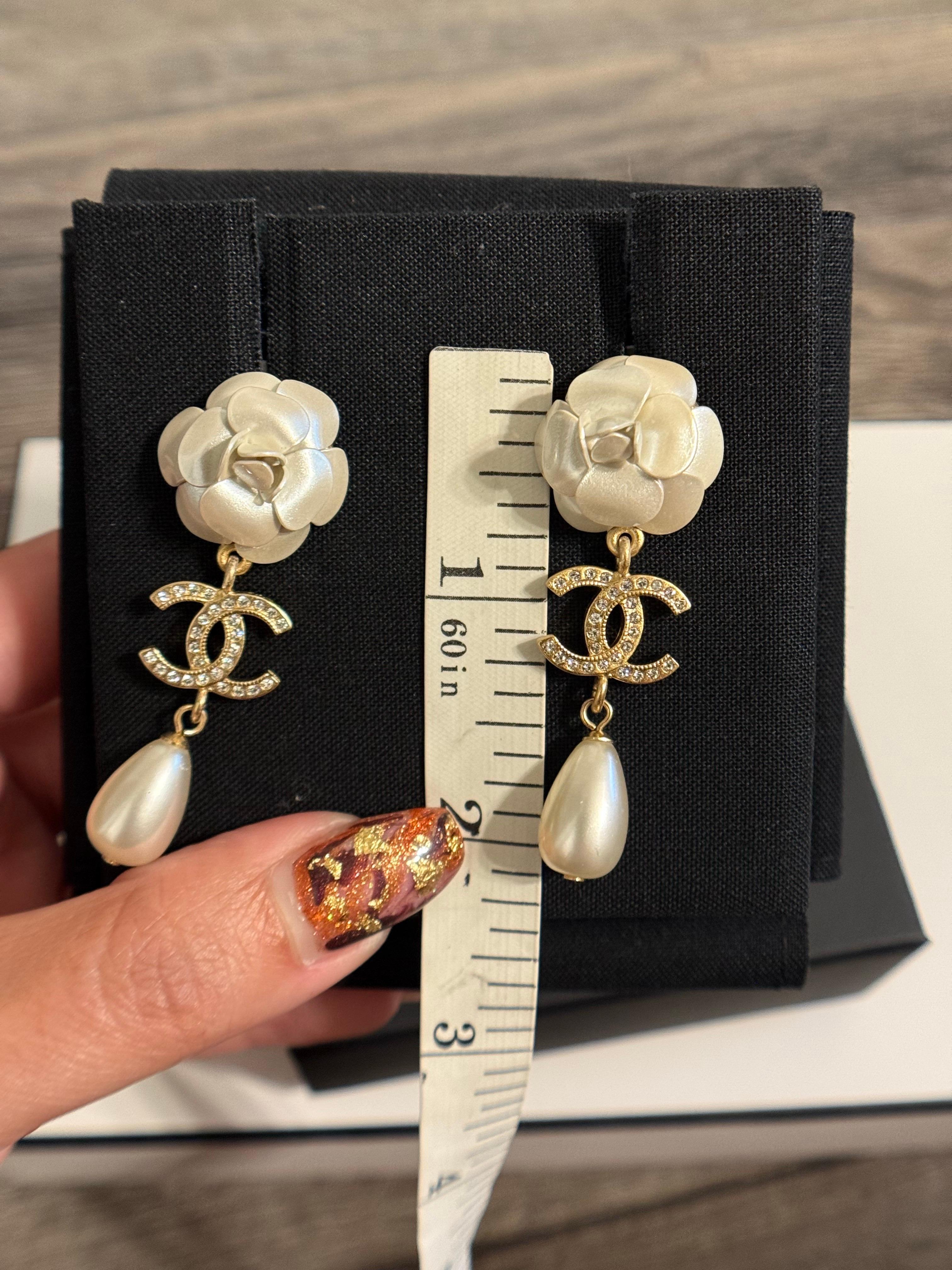 Orecchini Chanel in oro e bianco con cristalli a forma di fiore di camelia e perle CC in vendita 1