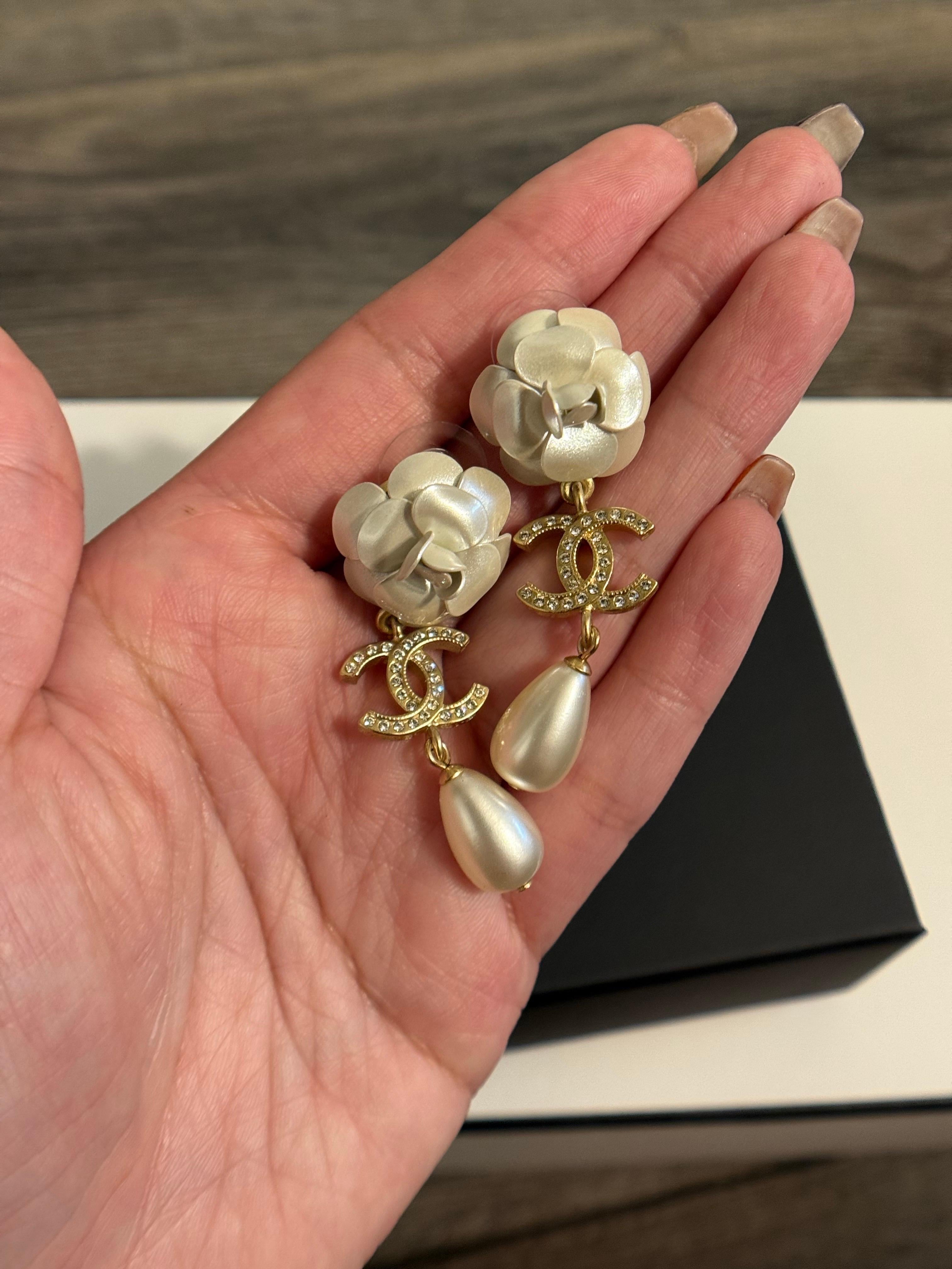 Orecchini Chanel in oro e bianco con cristalli a forma di fiore di camelia e perle CC in vendita 2