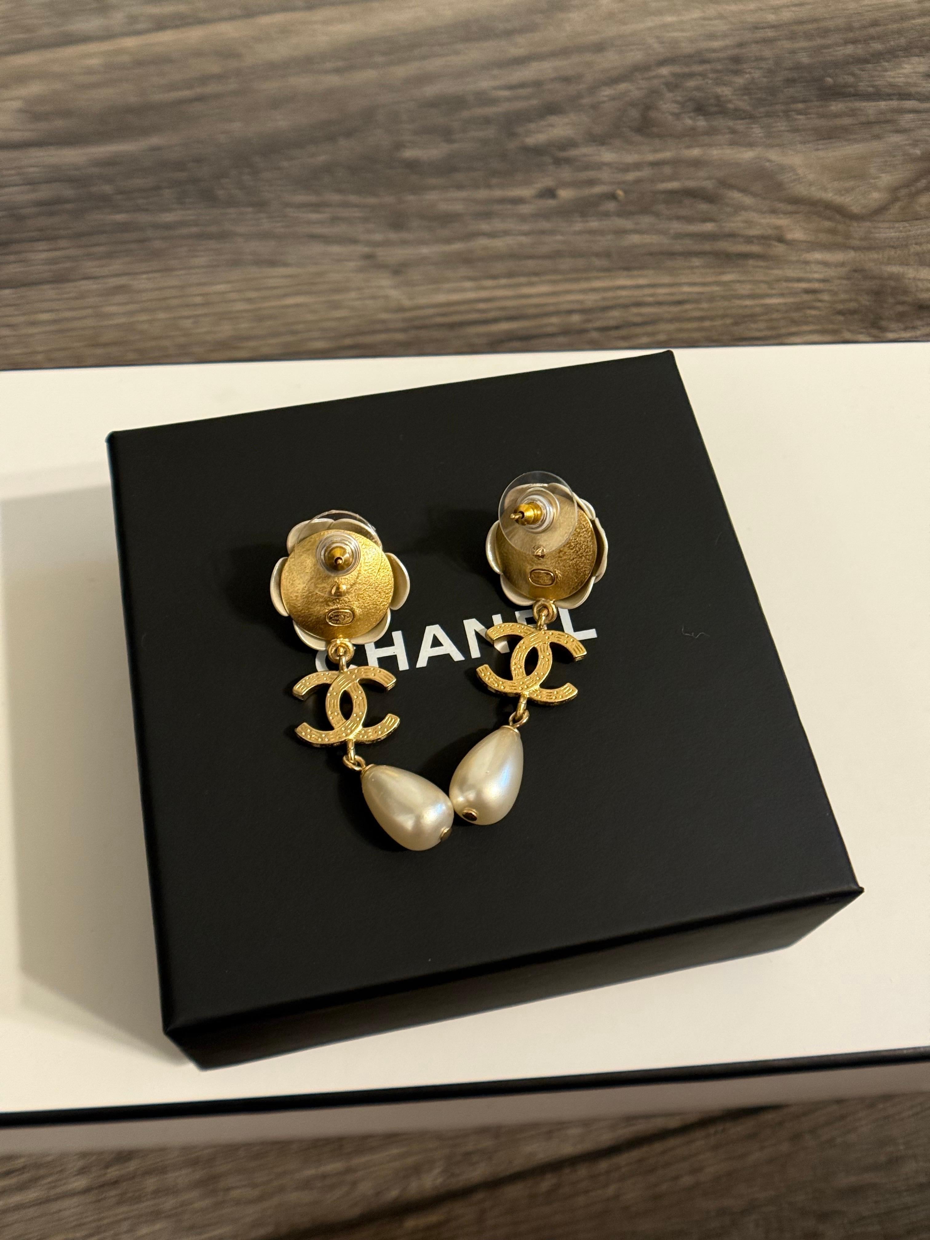 Orecchini Chanel in oro e bianco con cristalli a forma di fiore di camelia e perle CC in vendita 3