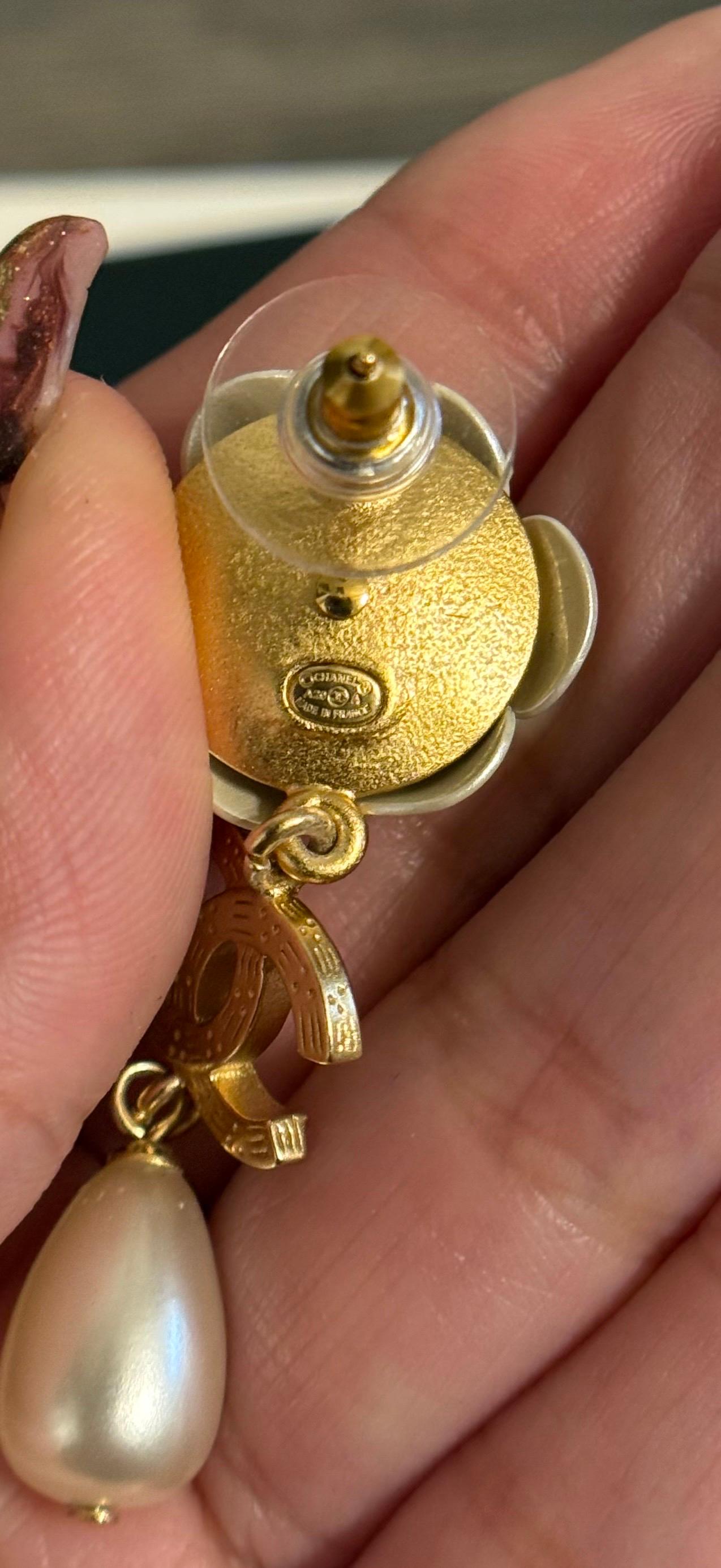 Orecchini Chanel in oro e bianco con cristalli a forma di fiore di camelia e perle CC in vendita 4