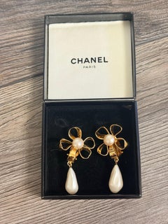 CHANEL Pendientes vintage de oro y perla blanca con gota de flor