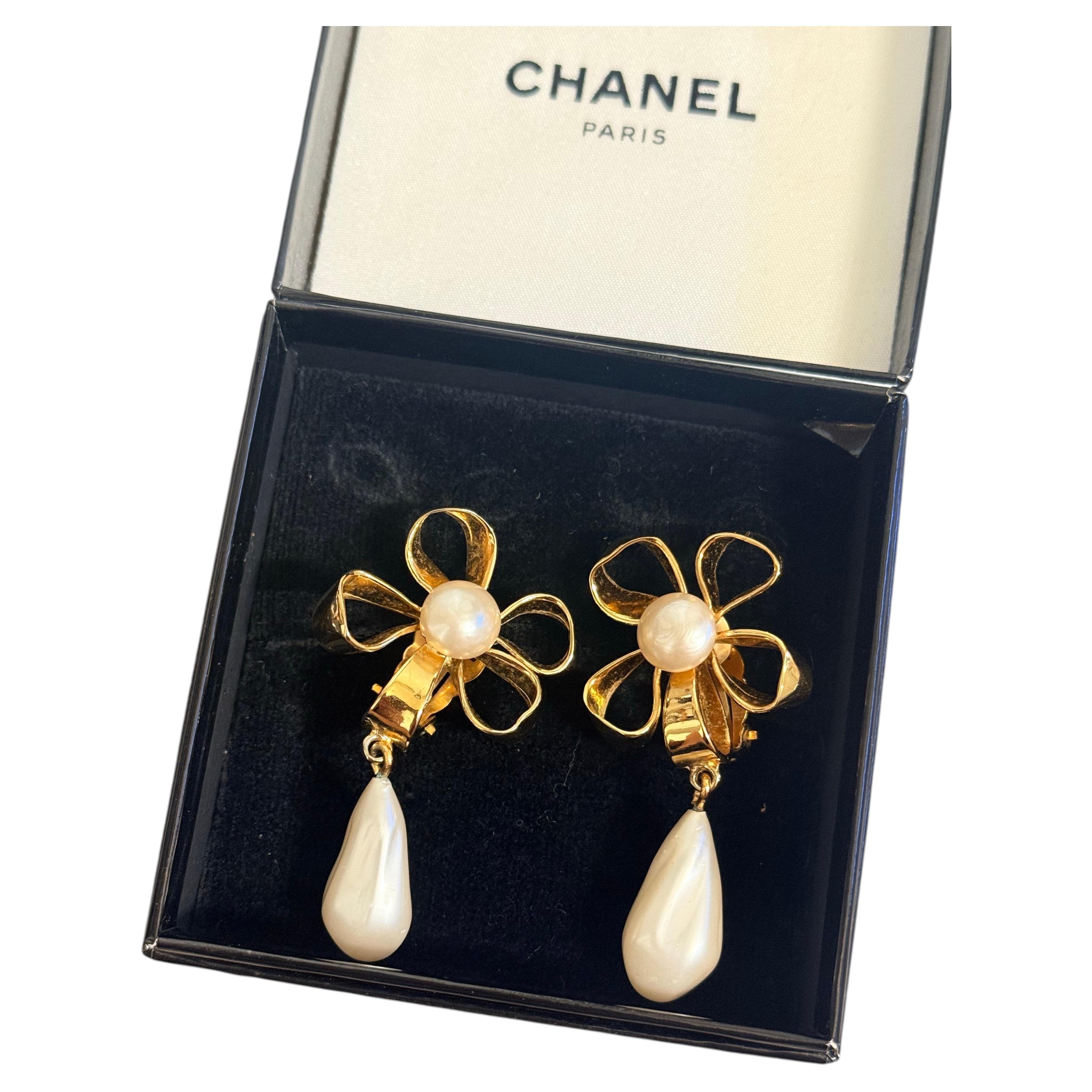 CHANEL Gold und weiße Perlen Blume Tropfen Vintage Clip-On Ohrringe im Angebot