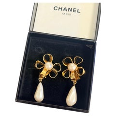 CHANEL Pendientes vintage de oro y perla blanca con gota de flor