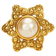 Chanel-Brosche mit goldener Barockperle