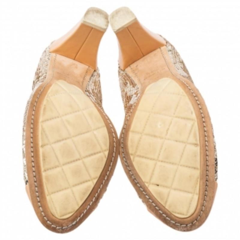 Chanel Gold/ Beige Leather And Sequin CC Pumps Size 35.5 In Good Condition For Sale In Dubai, Al Qouz 2