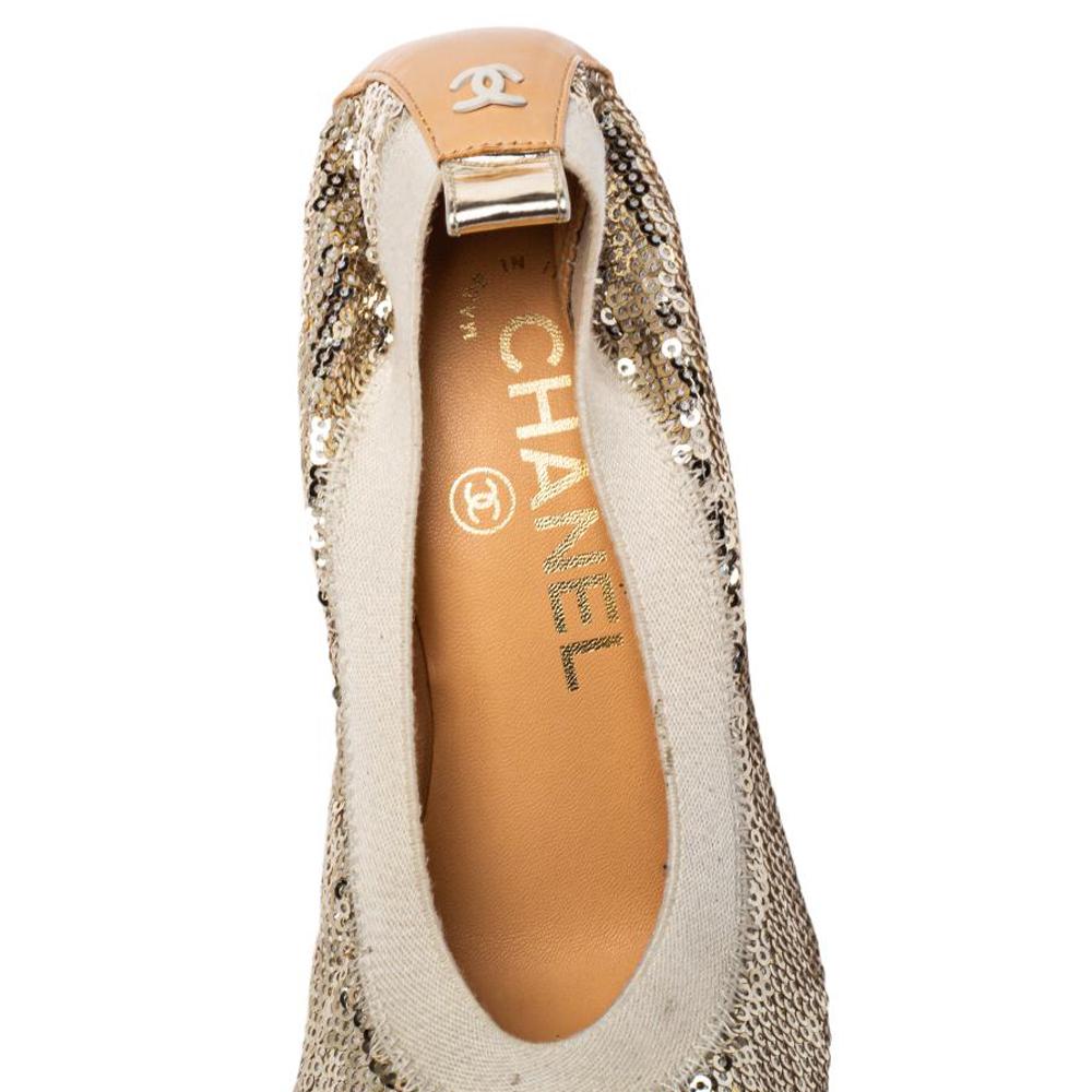 Women's Chanel Gold/ Beige Leather And Sequin CC Pumps Size 35.5 For Sale