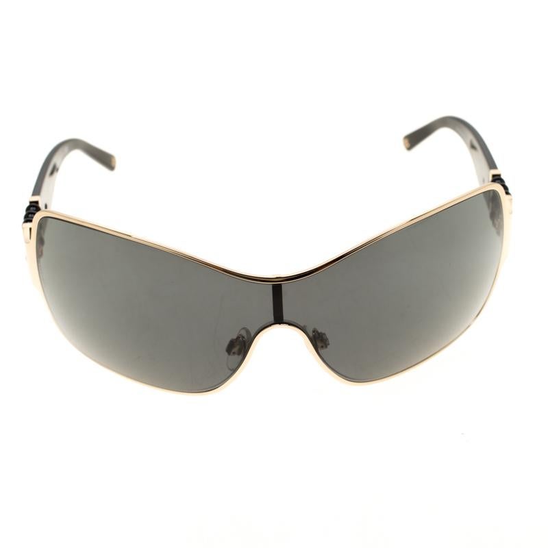 Ultimate chicness is portrayed in these black rectangle shield sunglasses. From Chanel's Perle collection, they come in a rectangular shape with gold-tone lining and are made from metal. The arms are accented with beads detailing and the pair is