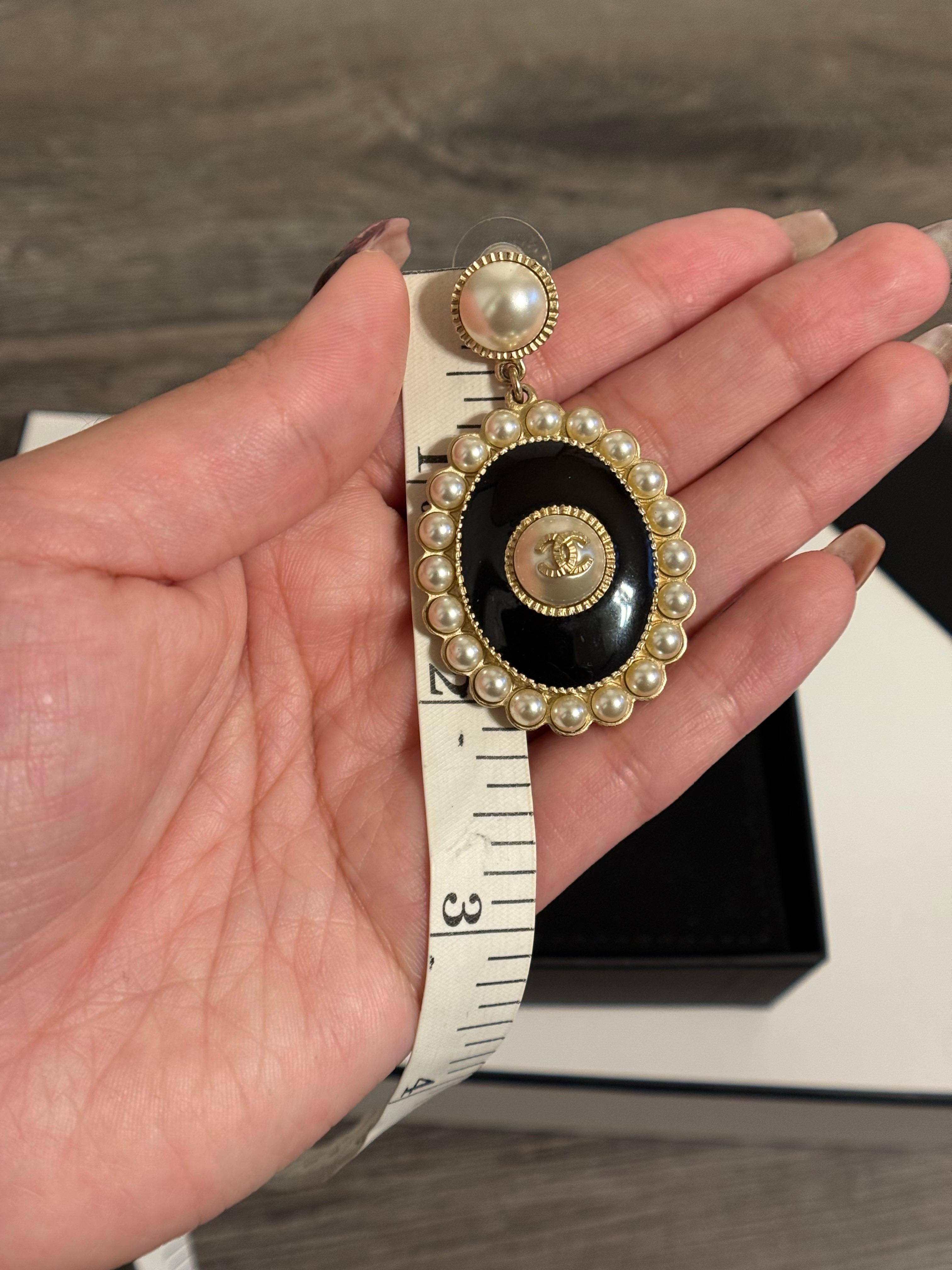 Orecchini a pendente Chanel in oro e smalto nero con perle finte in vendita 6