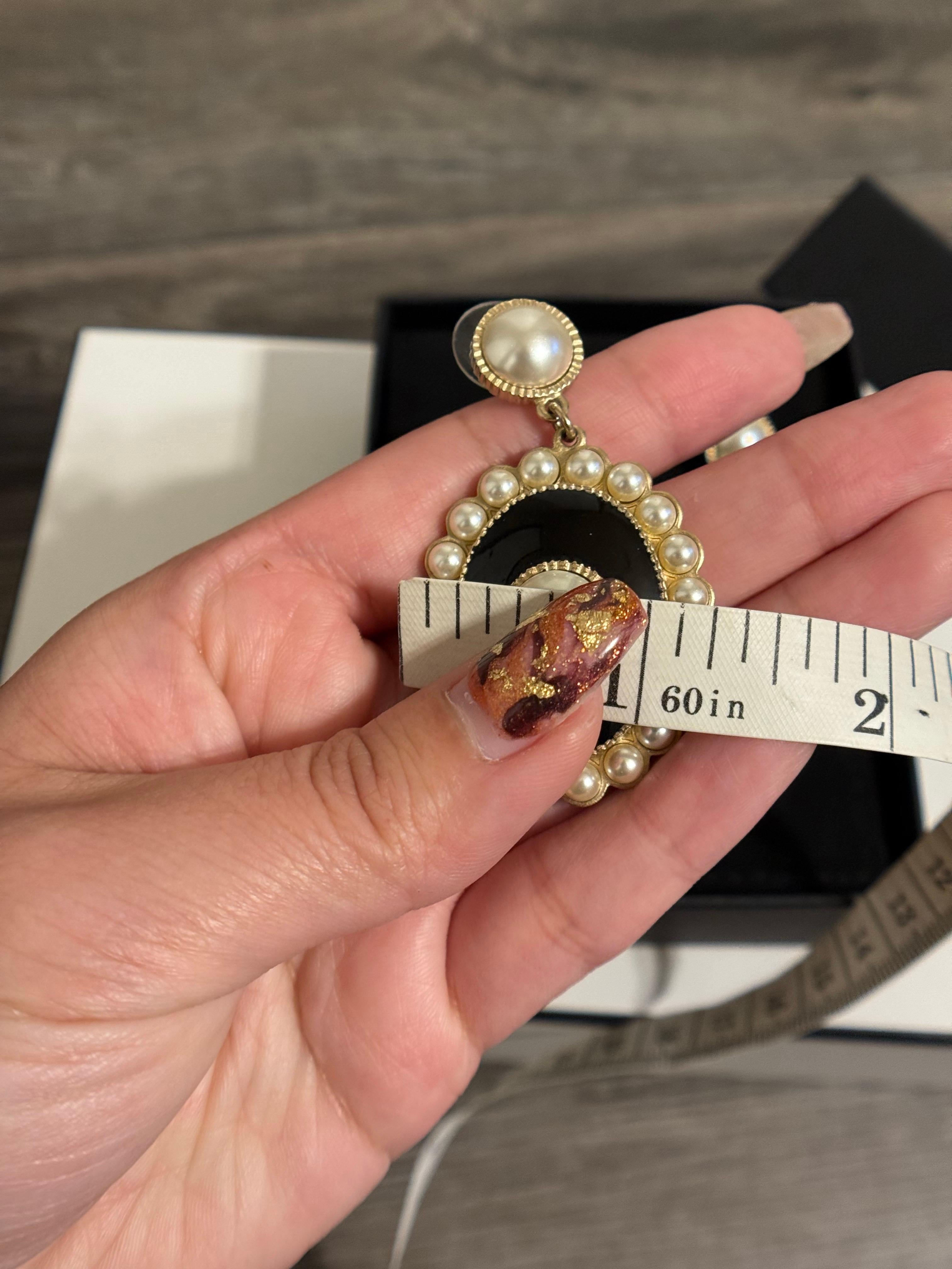 Orecchini a pendente Chanel in oro e smalto nero con perle finte in vendita 7