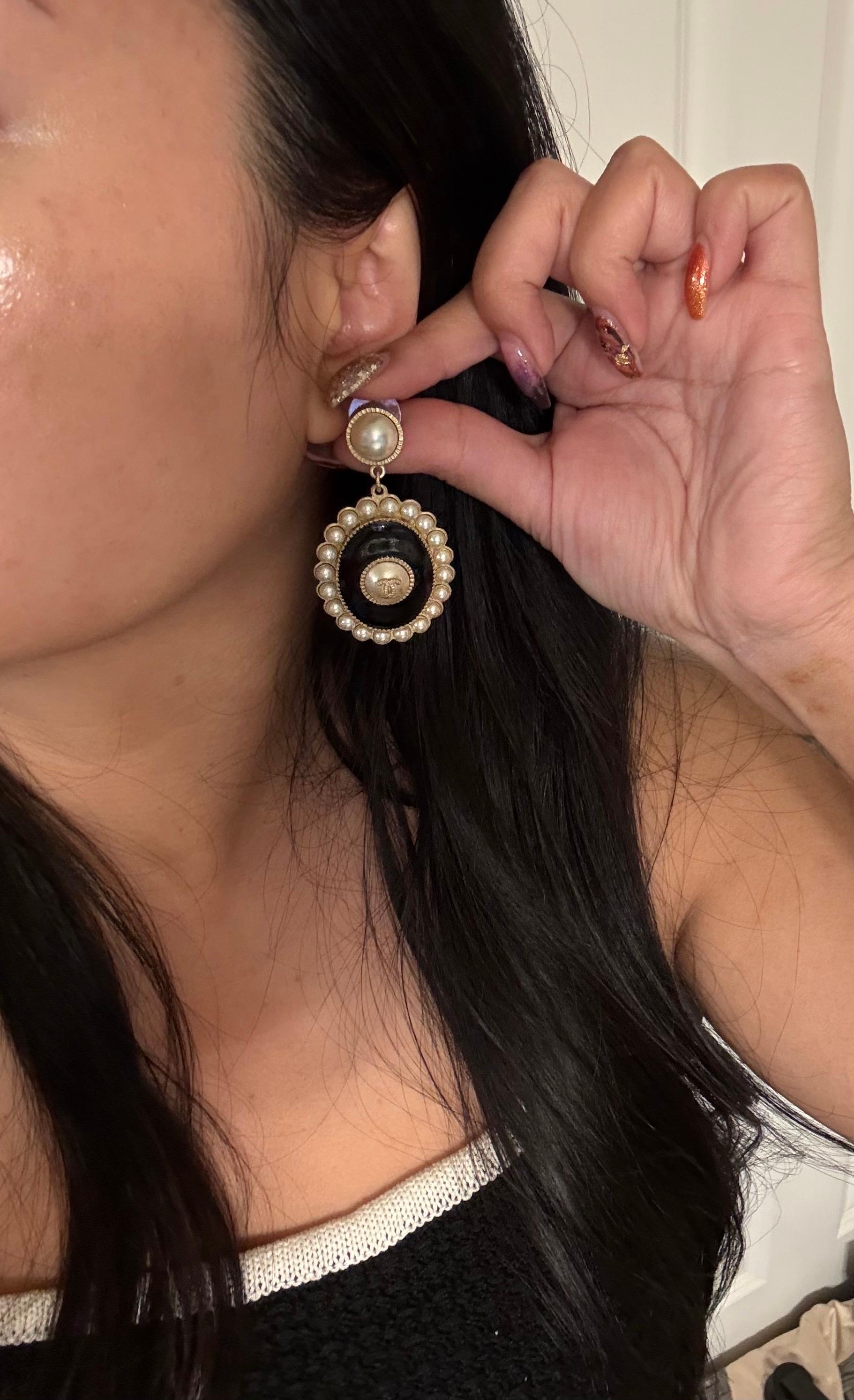 Orecchini a pendente Chanel in oro e smalto nero con perle finte in vendita 8