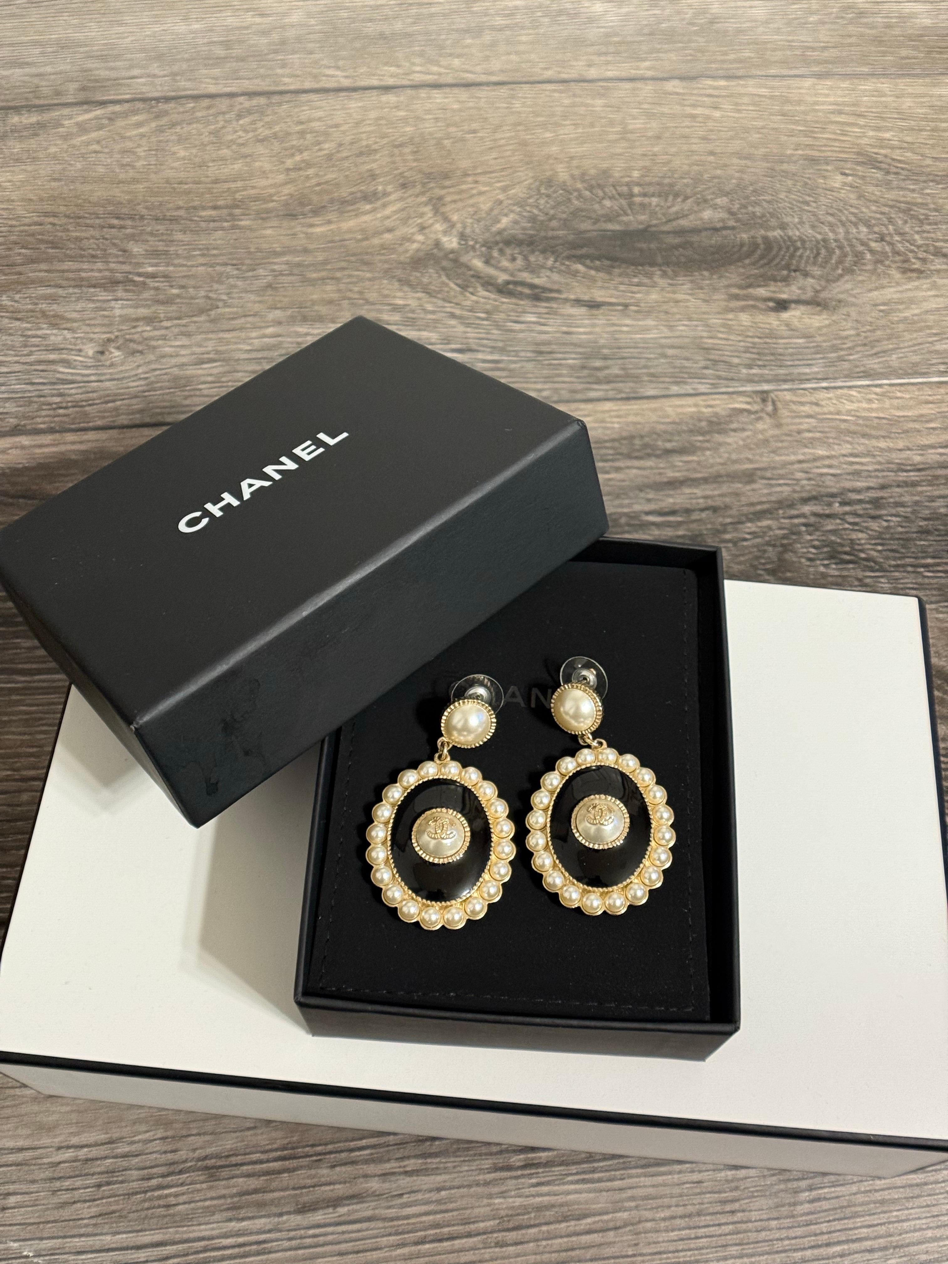 Orecchini a pendente Chanel in oro e smalto nero con perle finte in vendita 9