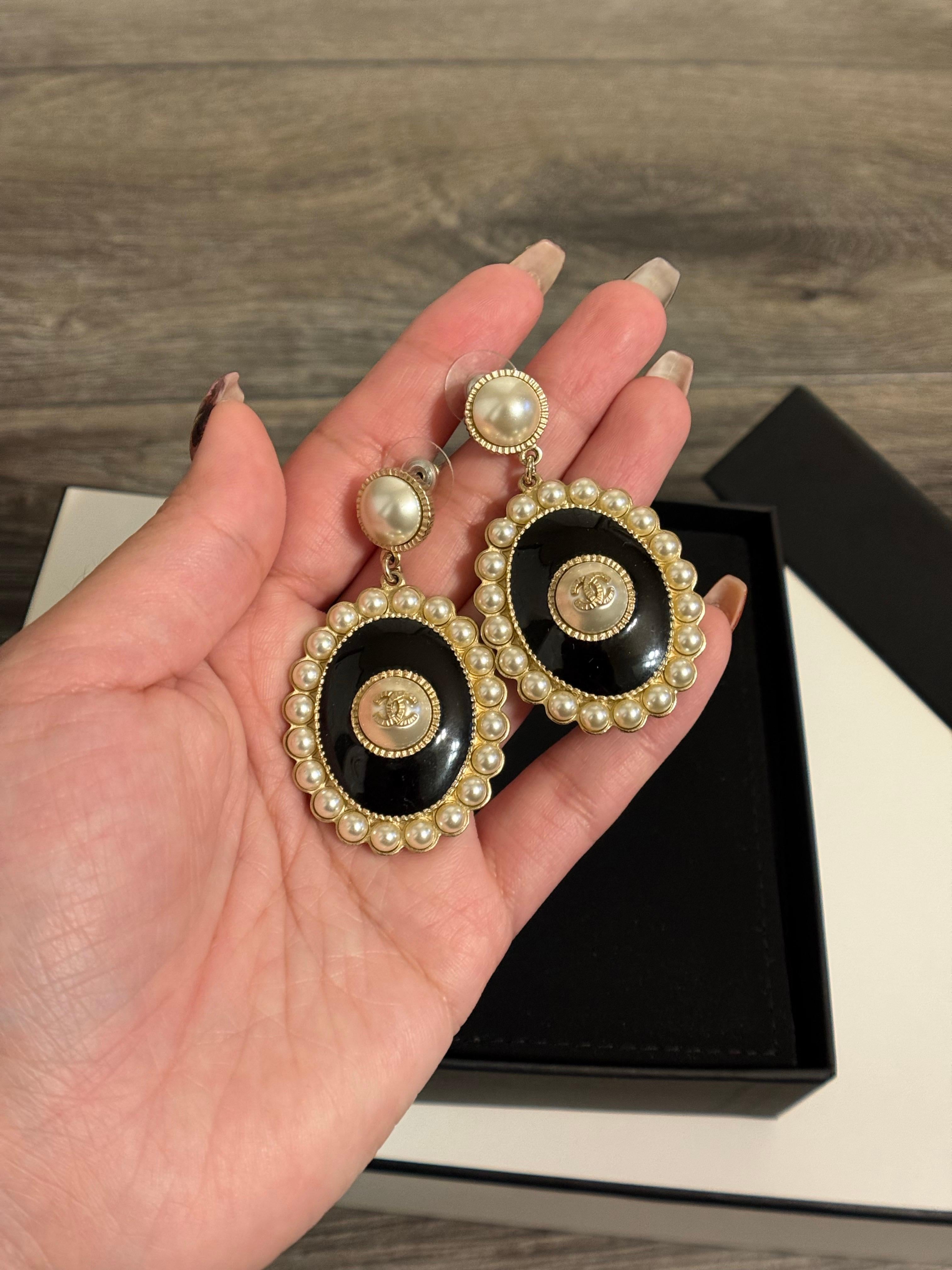 DETTAGLI:
Marchio di garanzia: CHANEL
Prodotto in Francia
Collezione 2017
Gli orecchini sono in buone condizioni e presentano un'usura minima.
Viene fornito con scatola e custodia

INFORMAZIONI IMPORTANTI:
Questo articolo è un pezzo usato e può