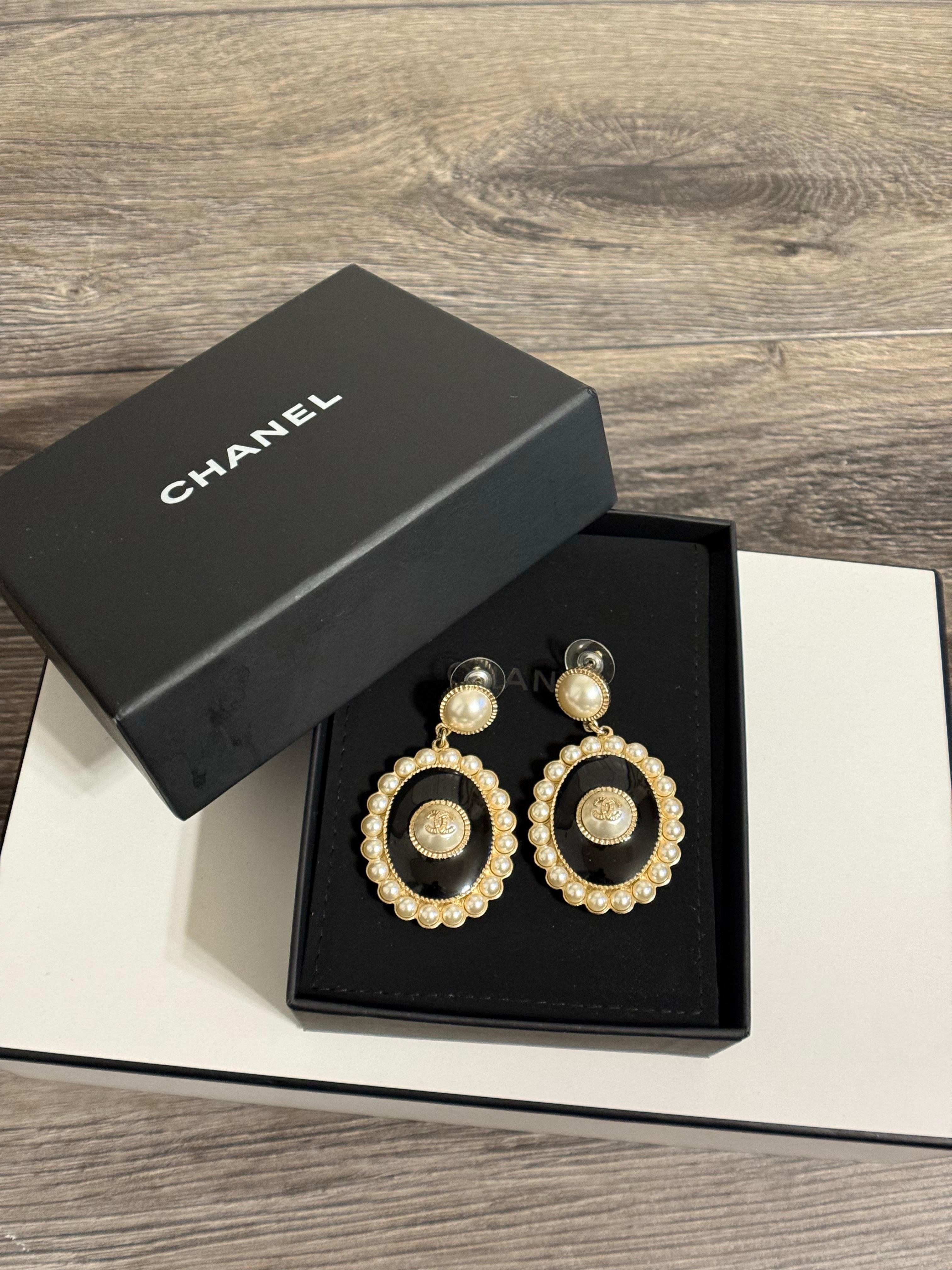 Orecchini a pendente Chanel in oro e smalto nero con perle finte In condizioni buone in vendita a Bellevue, WA