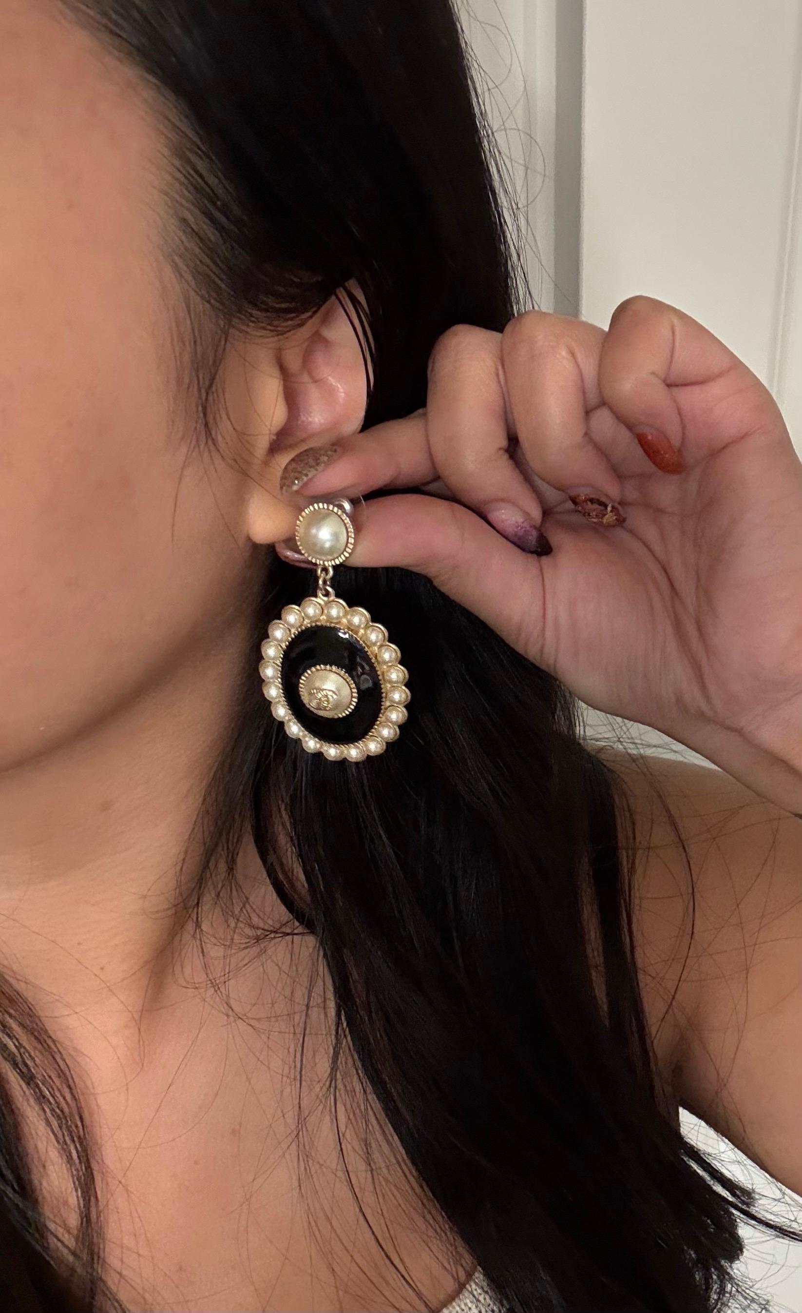 da uomo o donna Orecchini a pendente Chanel in oro e smalto nero con perle finte in vendita