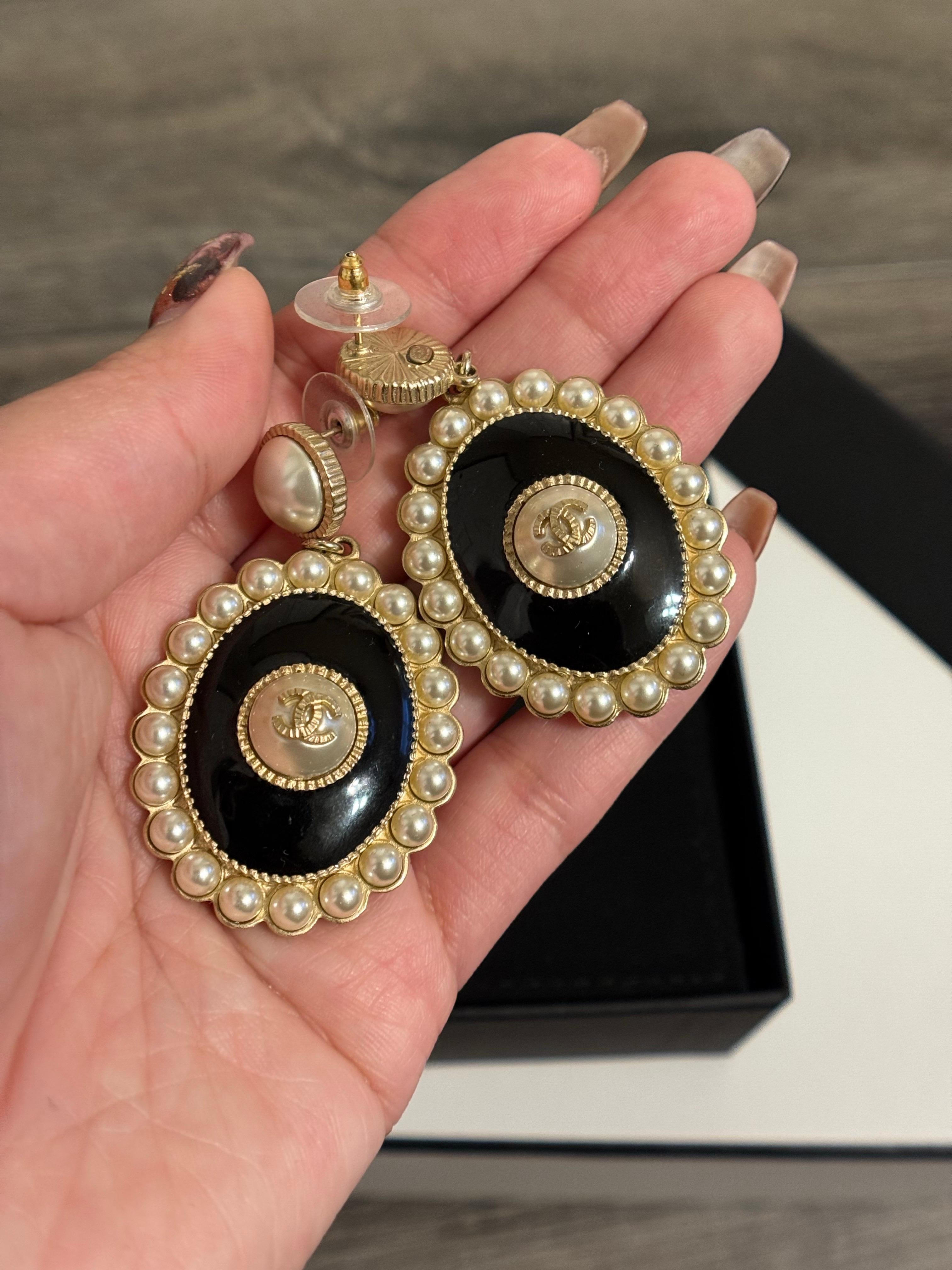 Orecchini a pendente Chanel in oro e smalto nero con perle finte in vendita 1