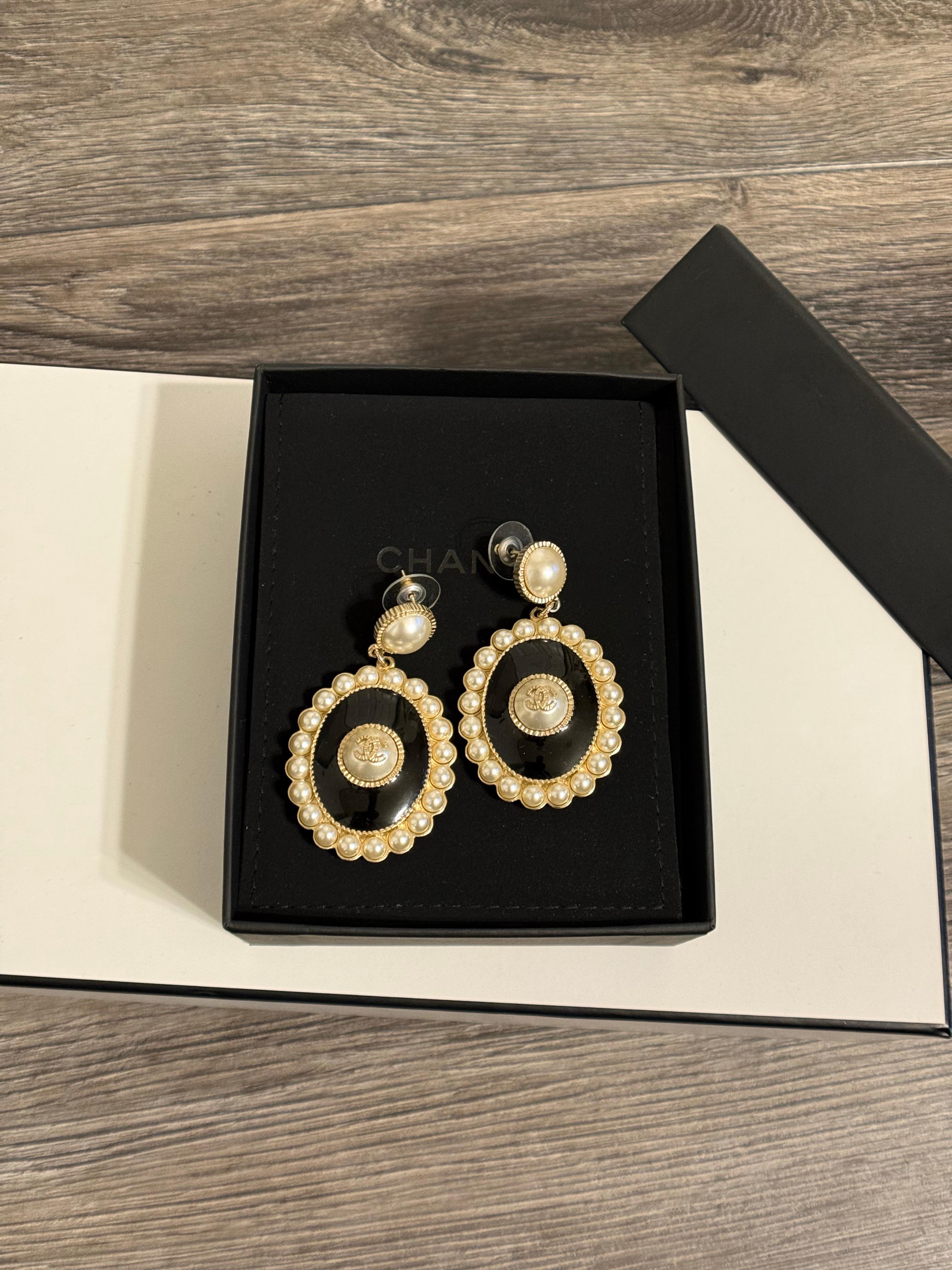 Orecchini a pendente Chanel in oro e smalto nero con perle finte in vendita 2