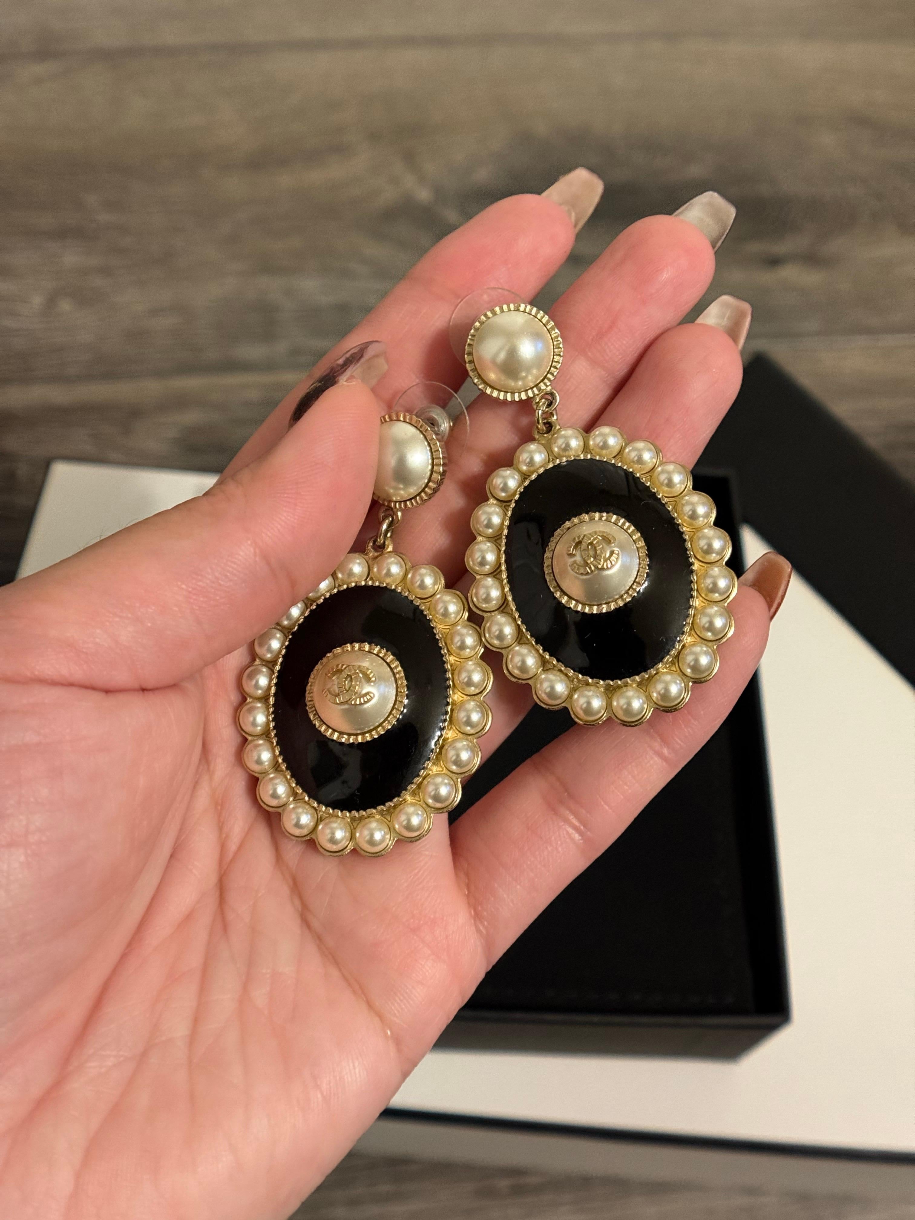 Orecchini a pendente Chanel in oro e smalto nero con perle finte in vendita 3