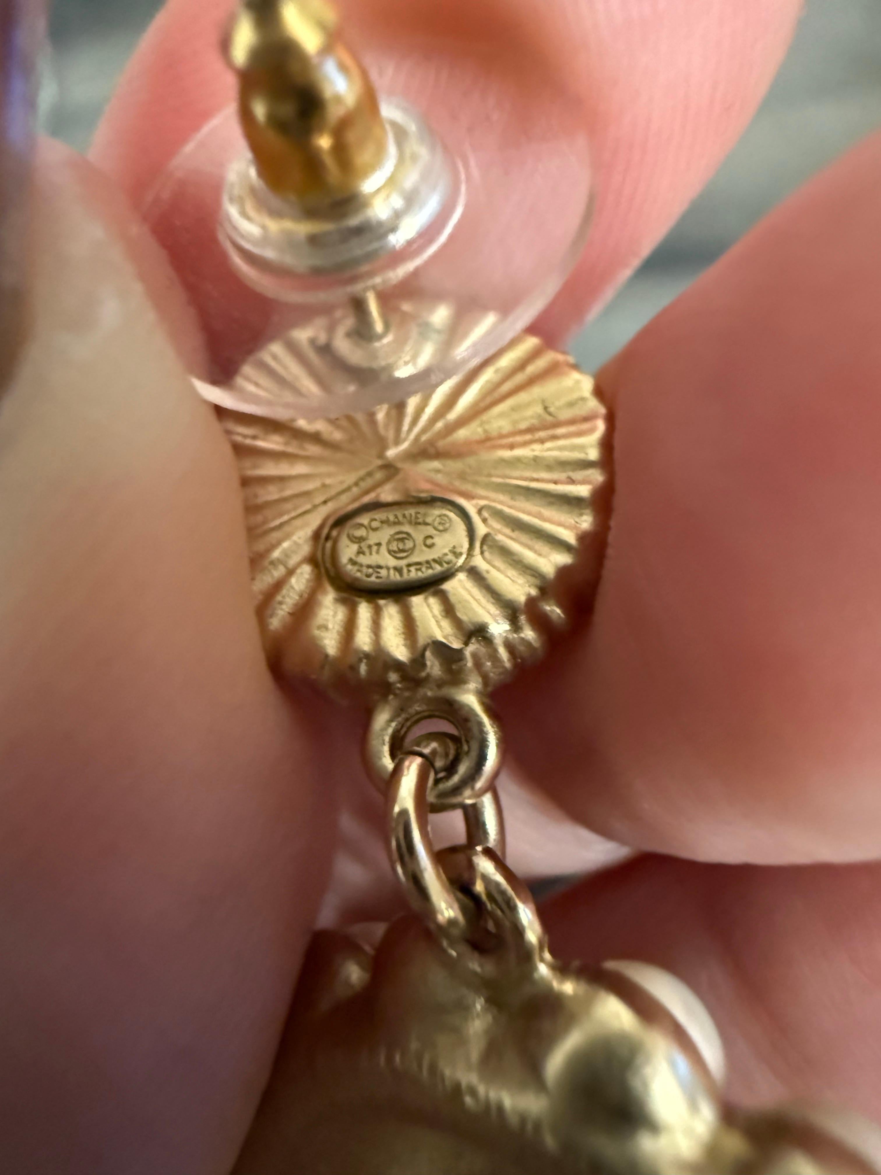 Orecchini a pendente Chanel in oro e smalto nero con perle finte in vendita 4