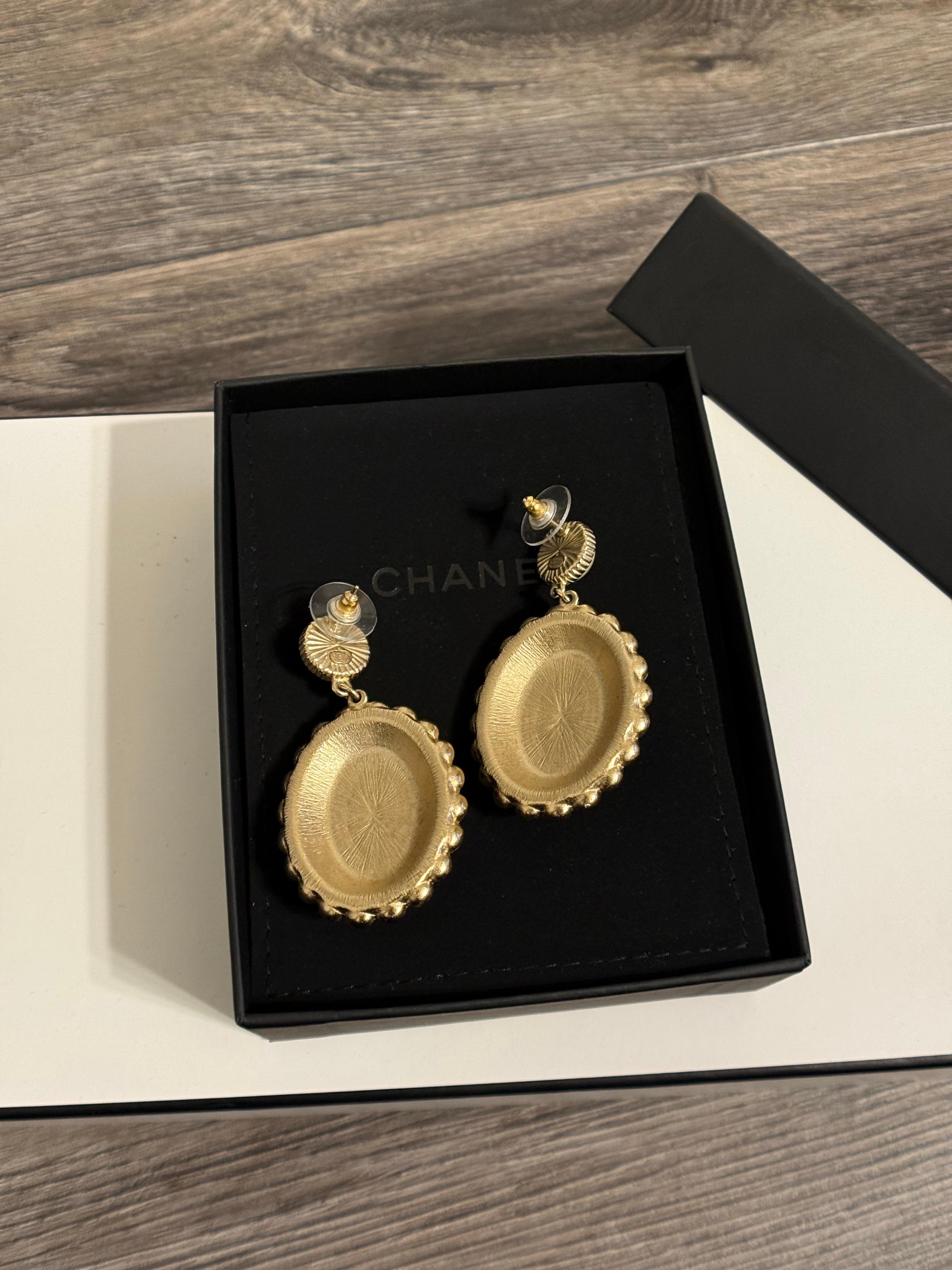 Orecchini a pendente Chanel in oro e smalto nero con perle finte in vendita 5