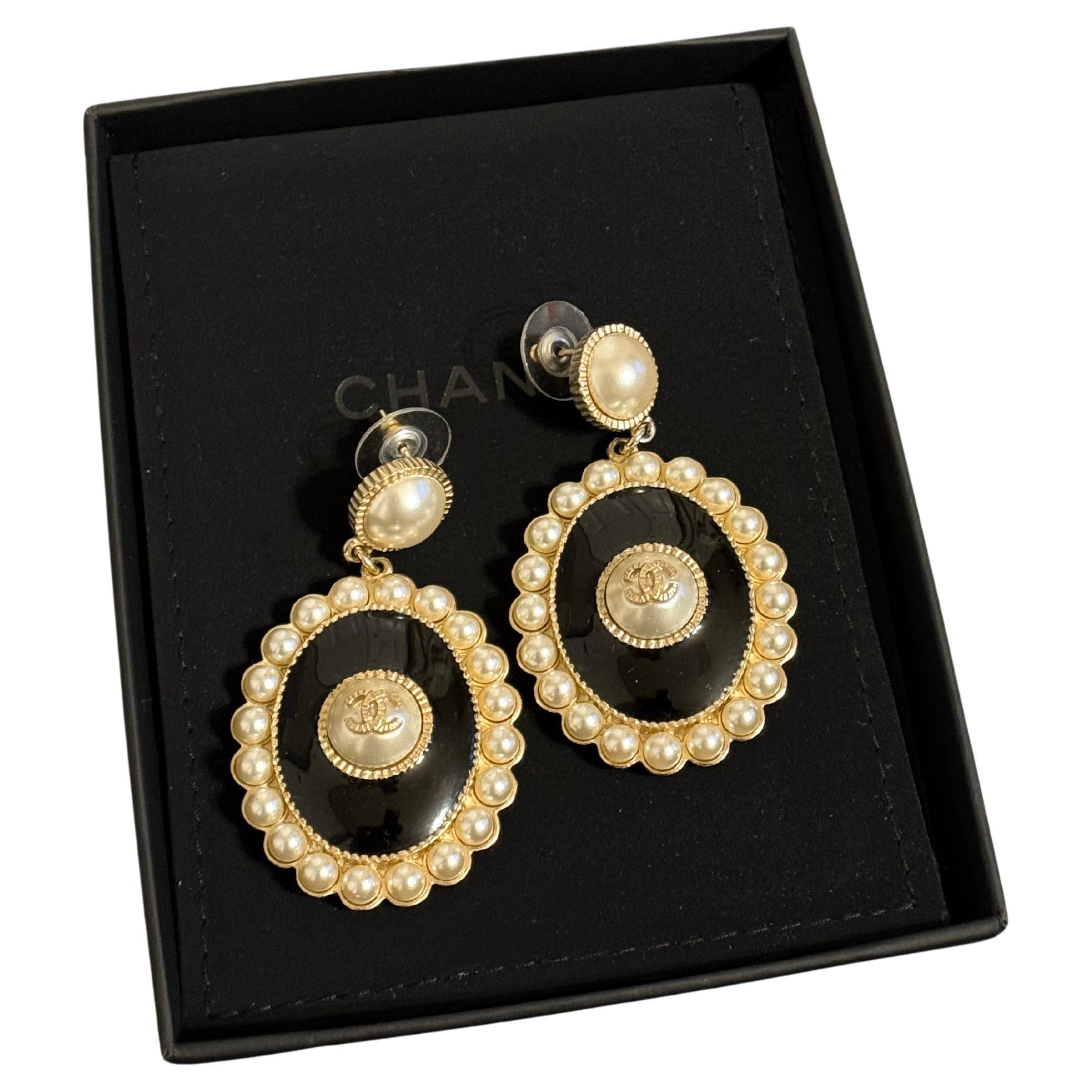 Orecchini a pendente Chanel in oro e smalto nero con perle finte