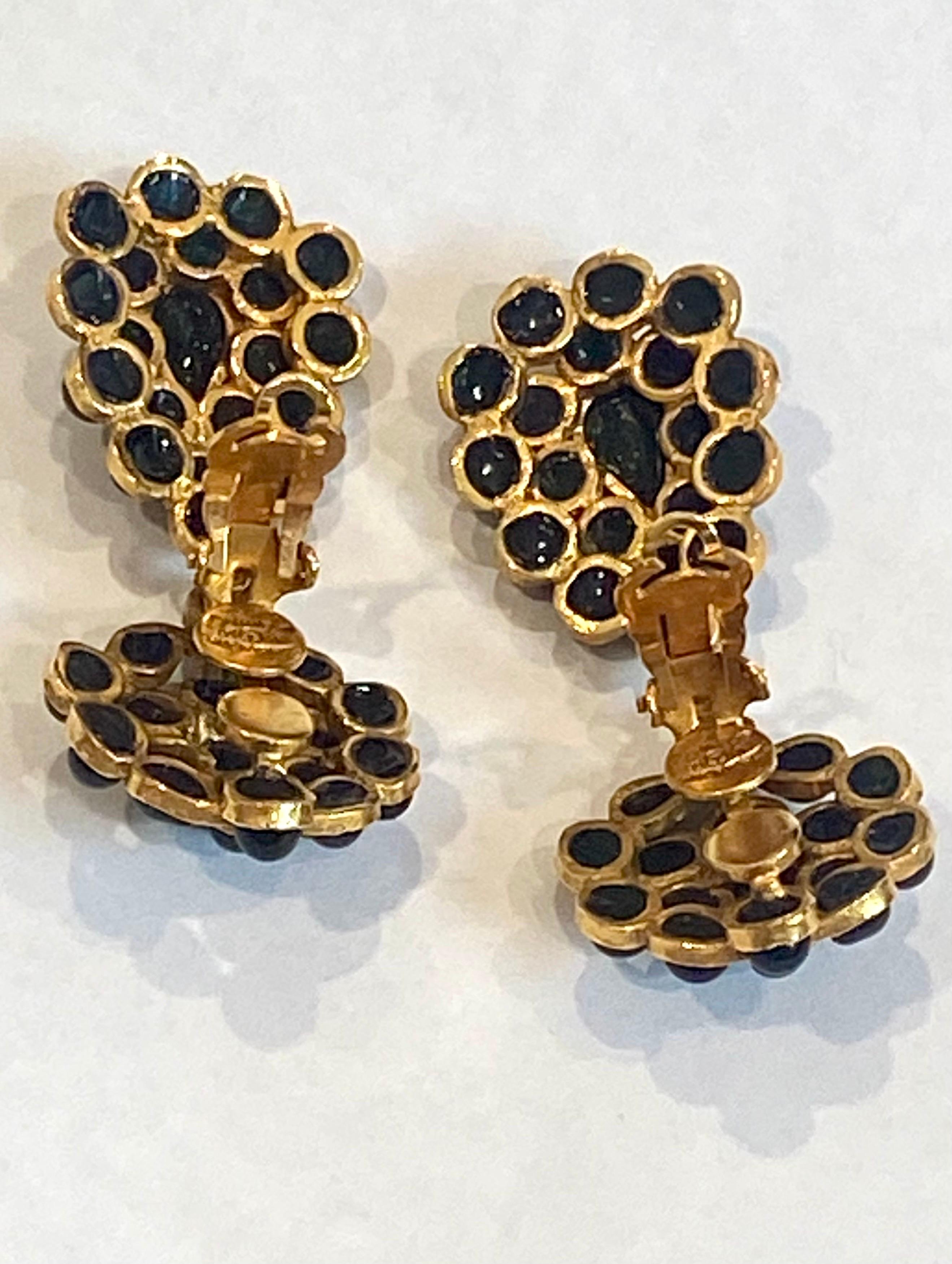Chanel - Boucles d'oreilles pendantes en verre Gripoix or et noir - Collection Automne 1995 en vente 6
