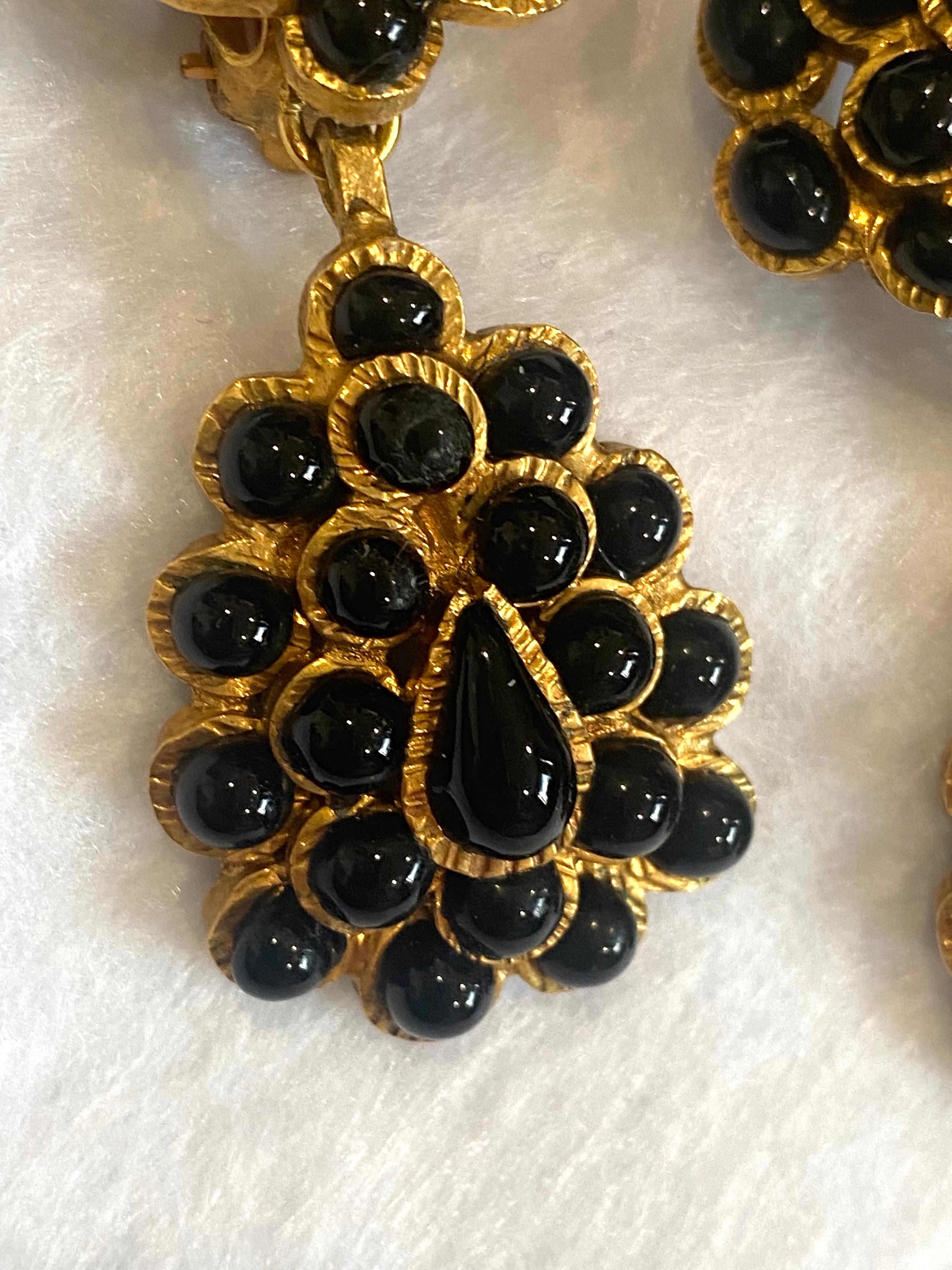 Chanel - Boucles d'oreilles pendantes en verre Gripoix or et noir - Collection Automne 1995 en vente 7