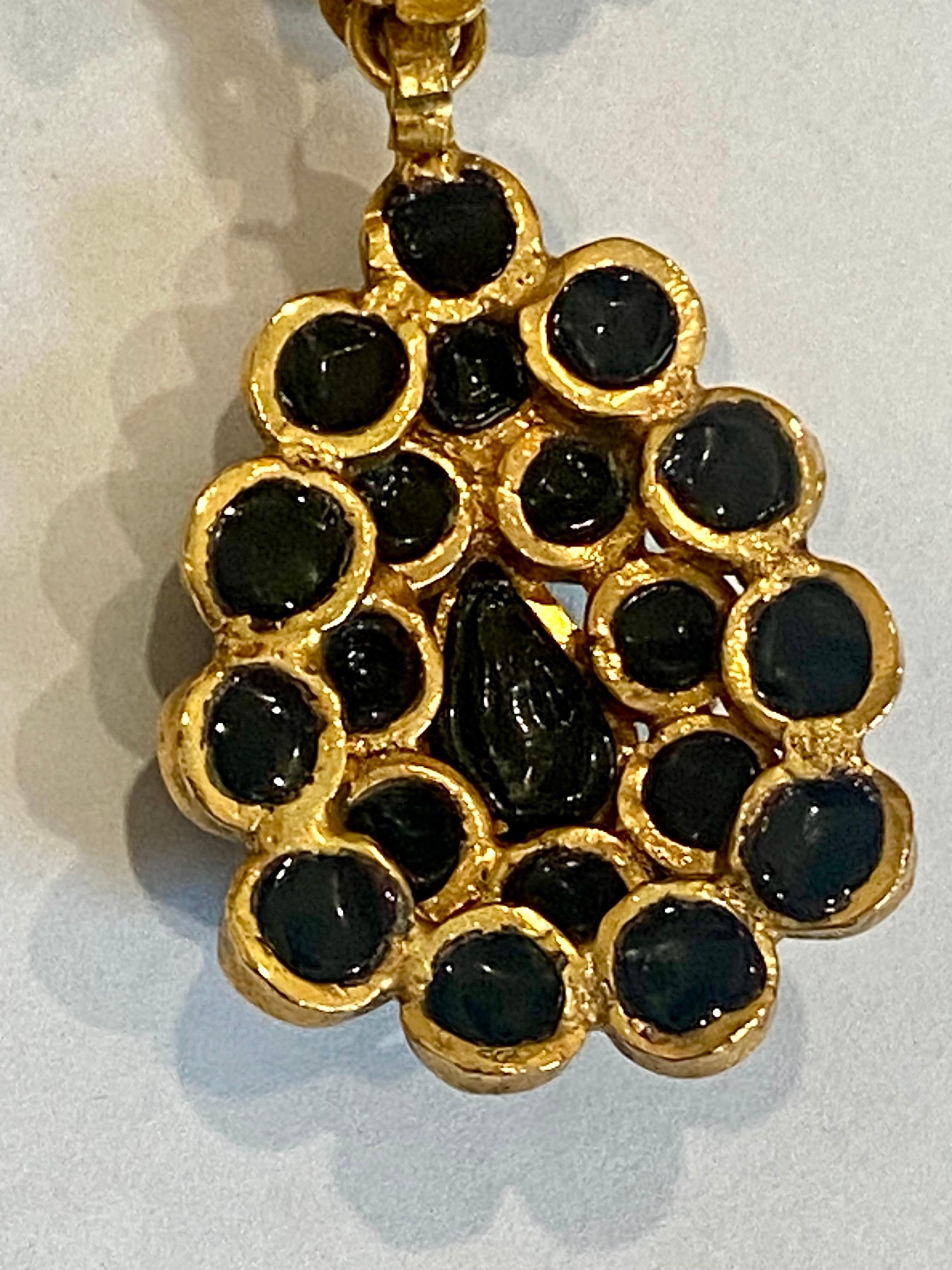 Chanel - Boucles d'oreilles pendantes en verre Gripoix or et noir - Collection Automne 1995 en vente 8