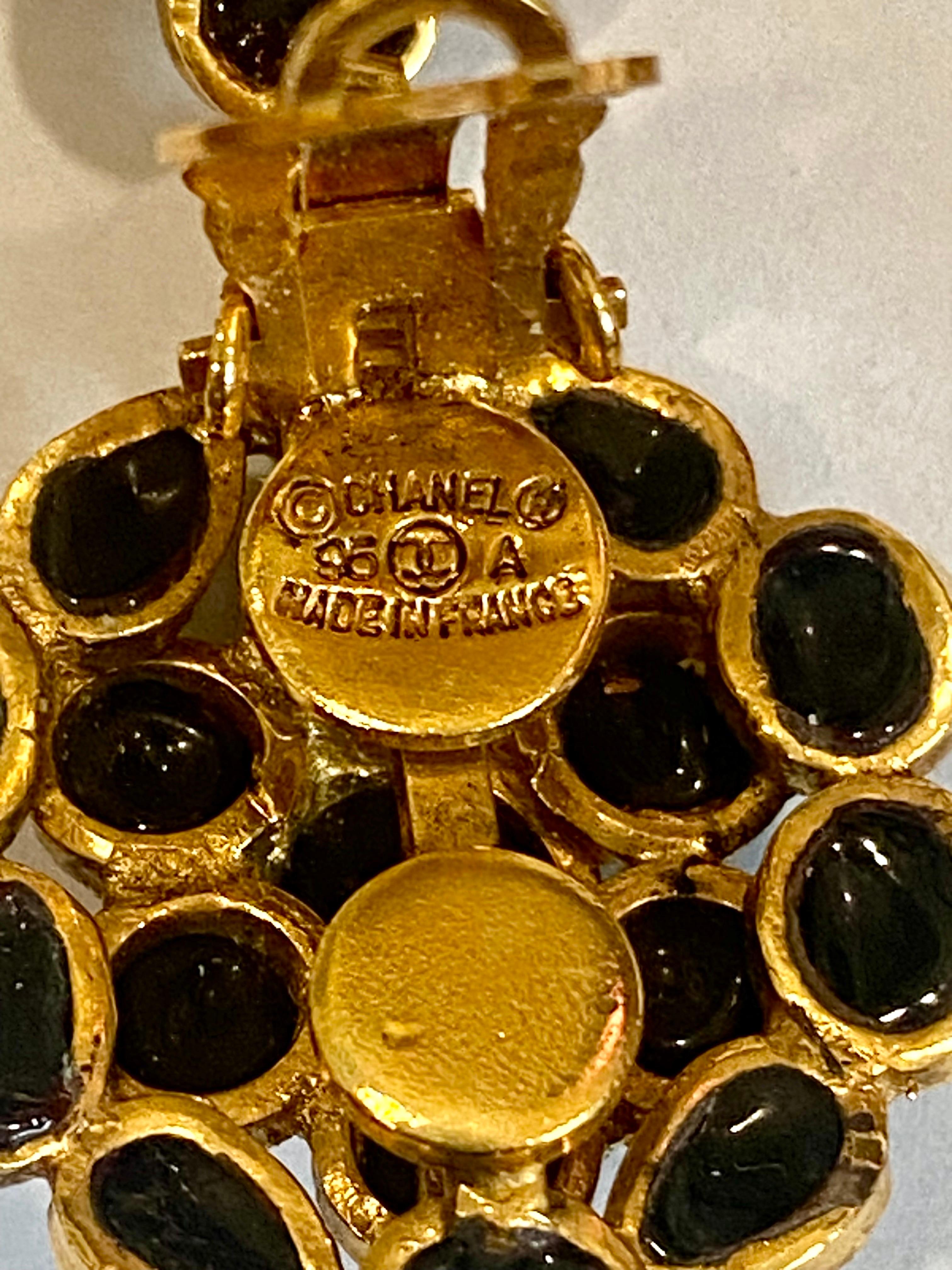 Chanel - Boucles d'oreilles pendantes en verre Gripoix or et noir - Collection Automne 1995 en vente 9