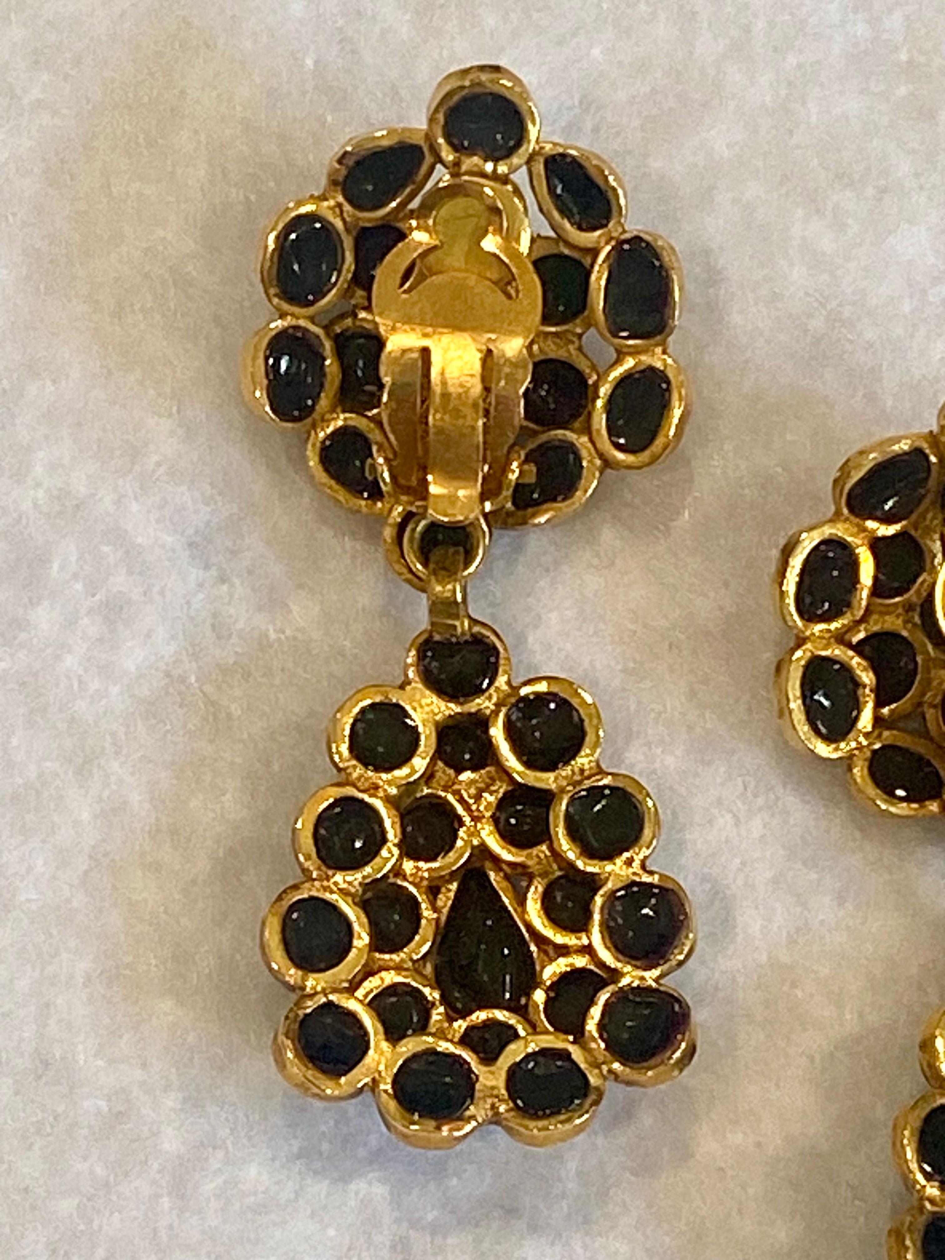 Chanel - Boucles d'oreilles pendantes en verre Gripoix or et noir - Collection Automne 1995 en vente 10