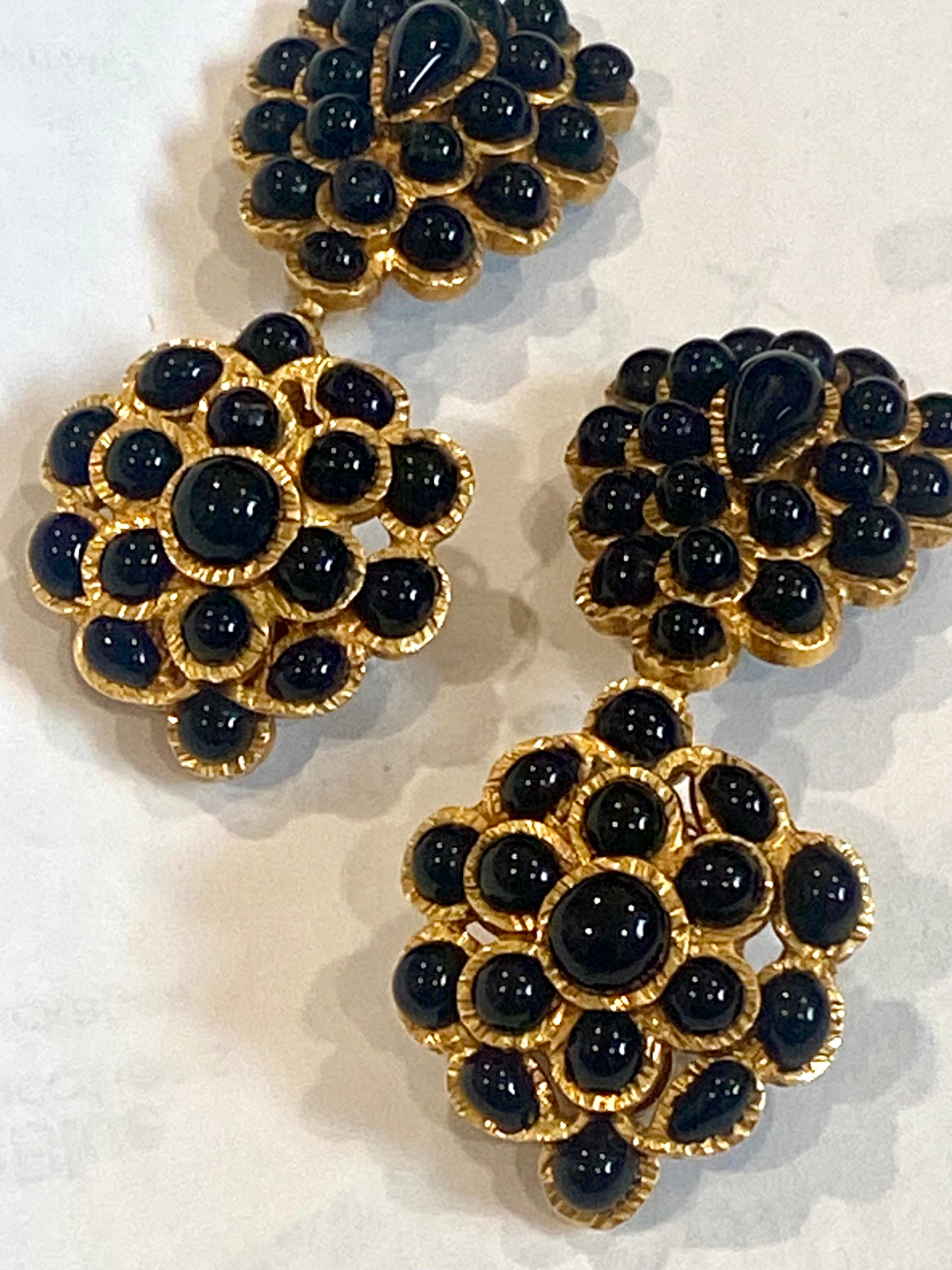 Chanel - Boucles d'oreilles pendantes en verre Gripoix or et noir - Collection Automne 1995 en vente 11
