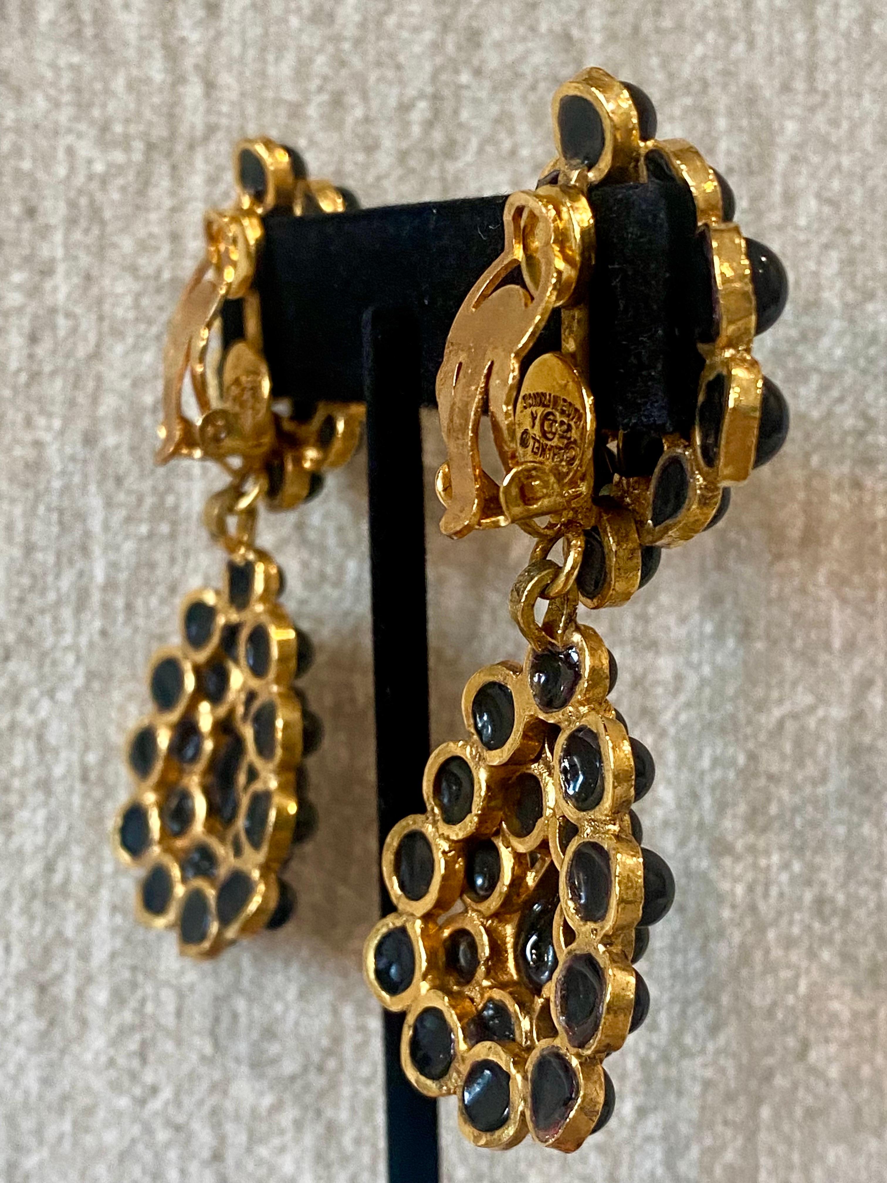 Chanel - Boucles d'oreilles pendantes en verre Gripoix or et noir - Collection Automne 1995 en vente 12