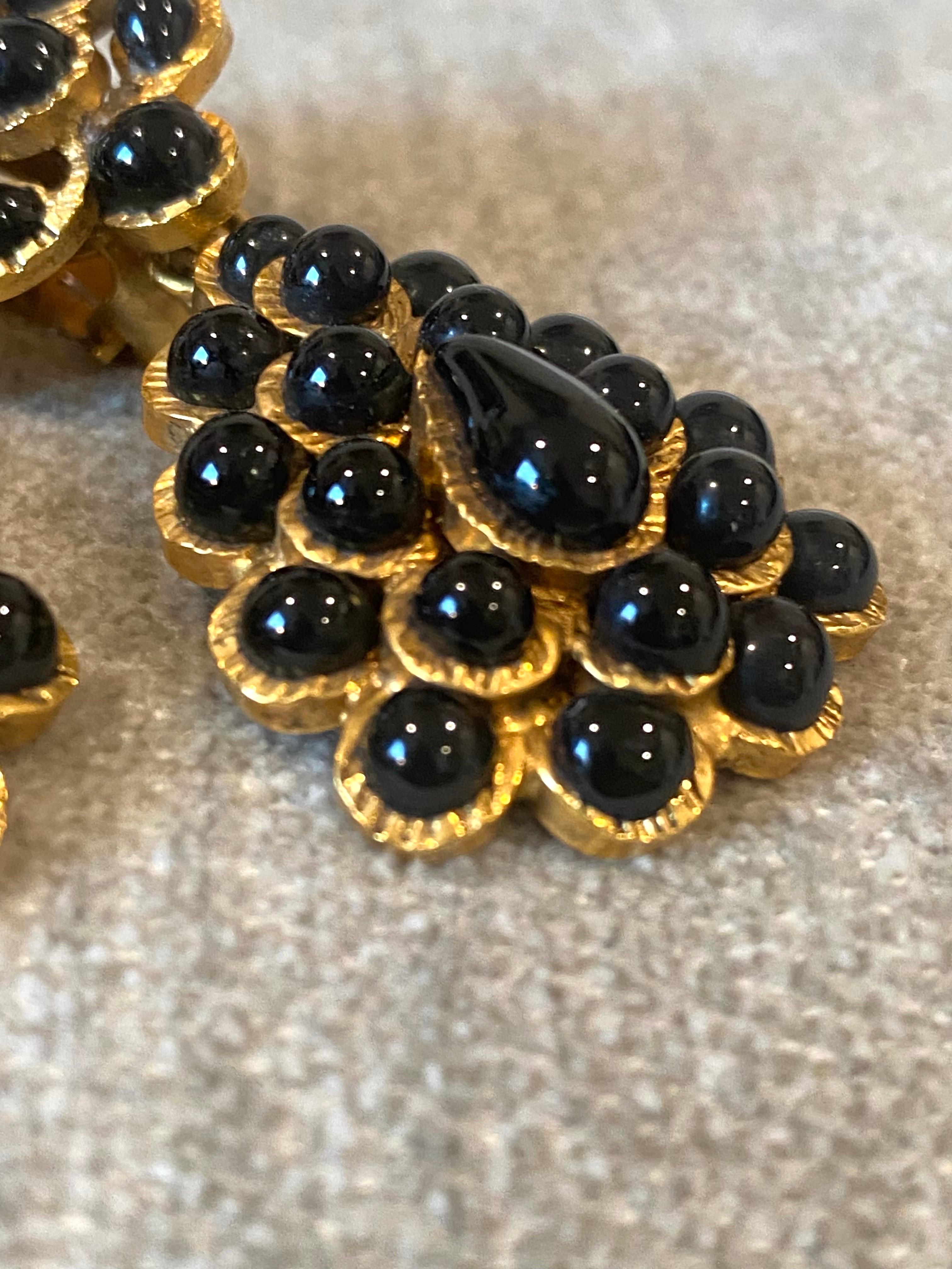 Chanel - Boucles d'oreilles pendantes en verre Gripoix or et noir - Collection Automne 1995 en vente 13