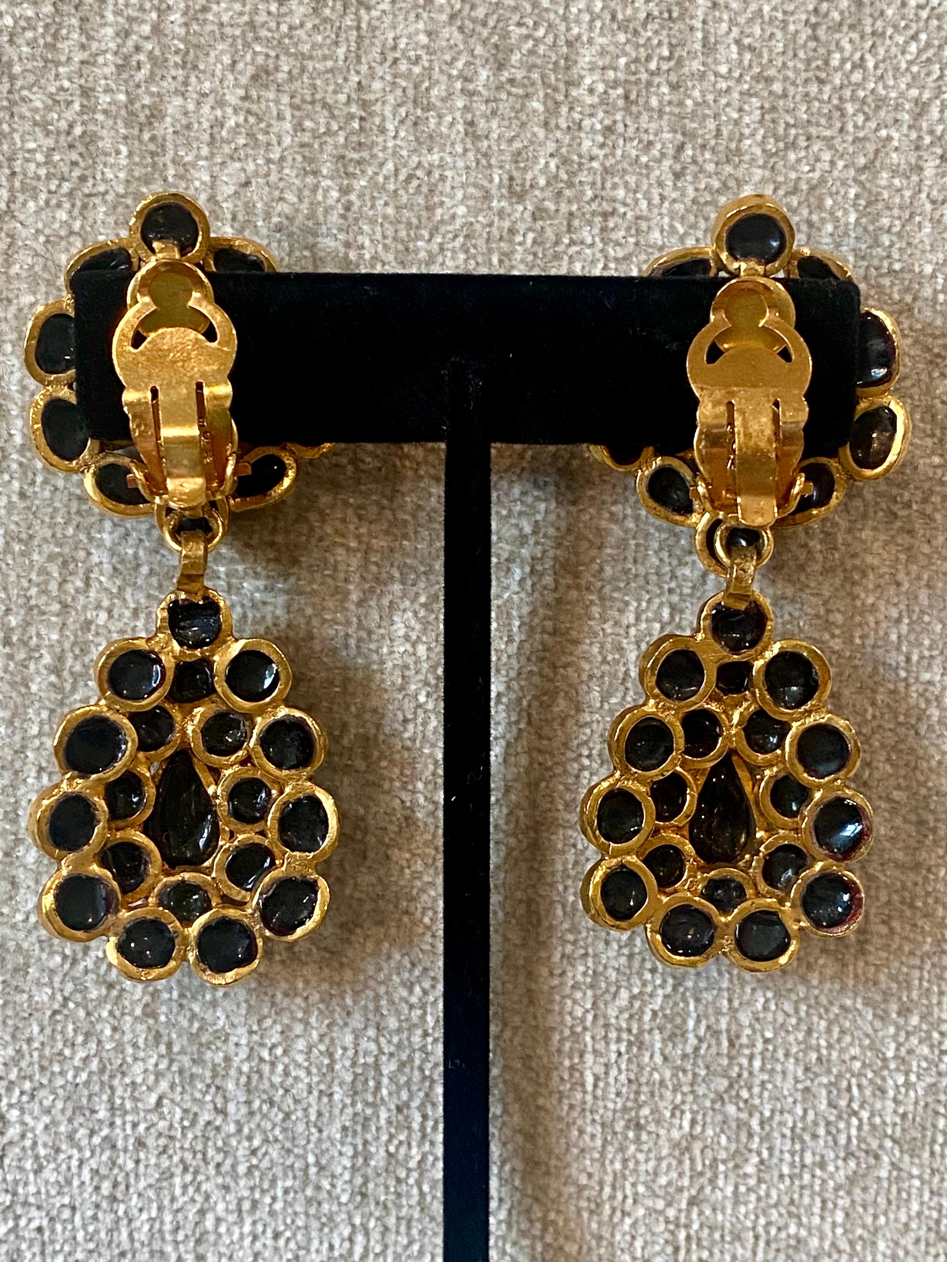 Chanel - Boucles d'oreilles pendantes en verre Gripoix or et noir - Collection Automne 1995 en vente 14