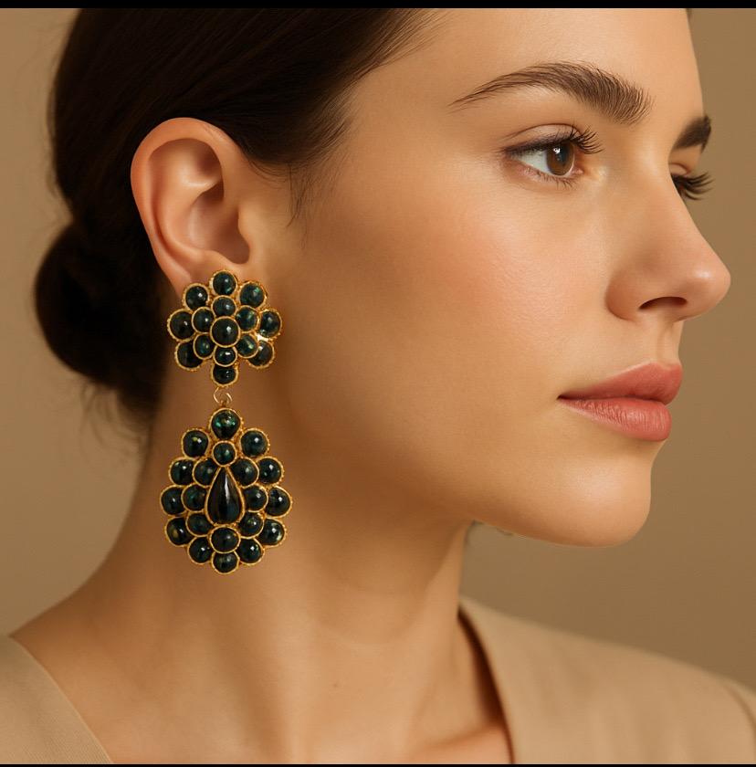 Chanel - Boucles d'oreilles pendantes en verre Gripoix or et noir - Collection Automne 1995 en vente 15