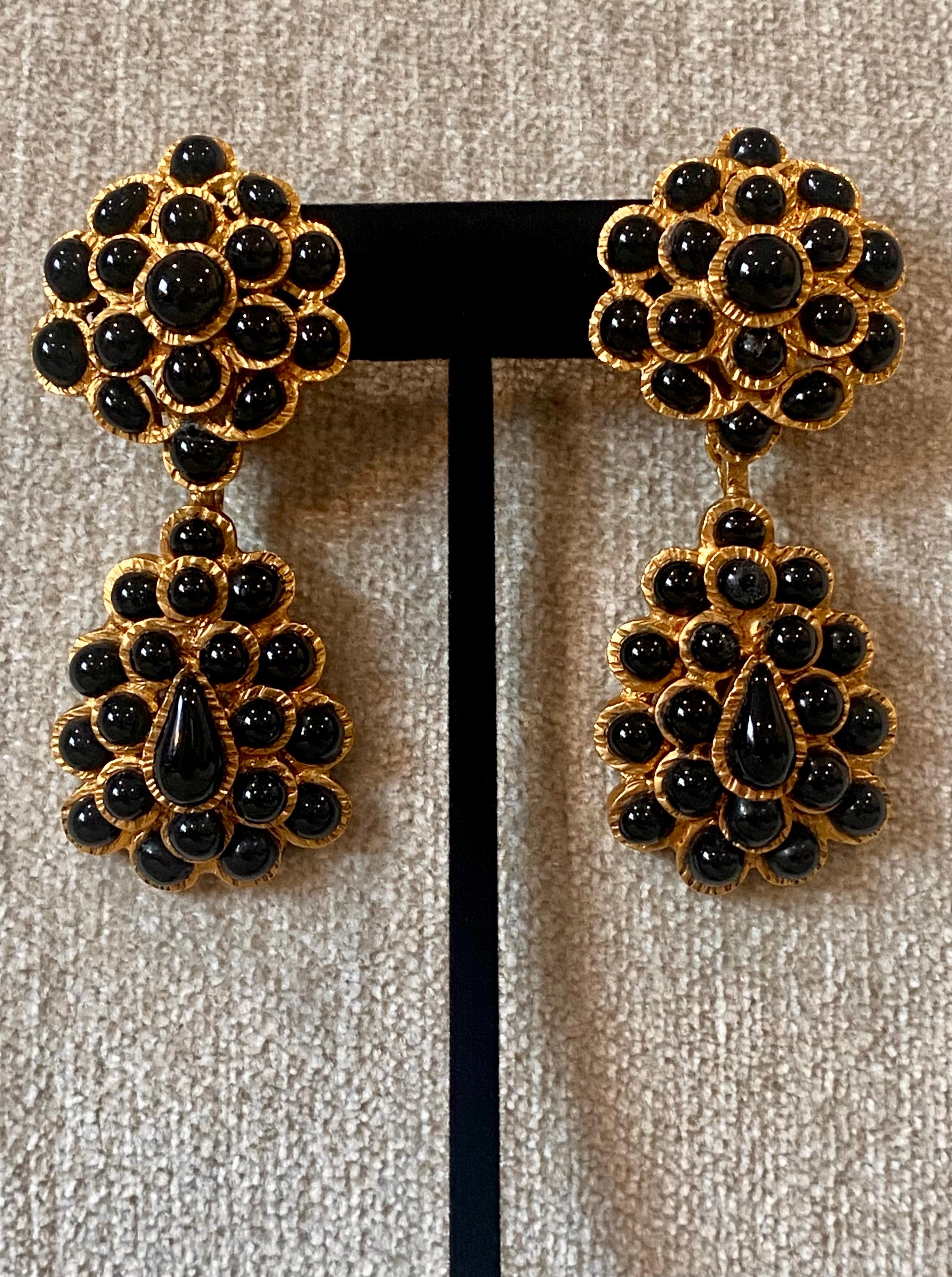 Chanel - Boucles d'oreilles pendantes en verre Gripoix or et noir - Collection Automne 1995 Excellent état - En vente à New York, NY