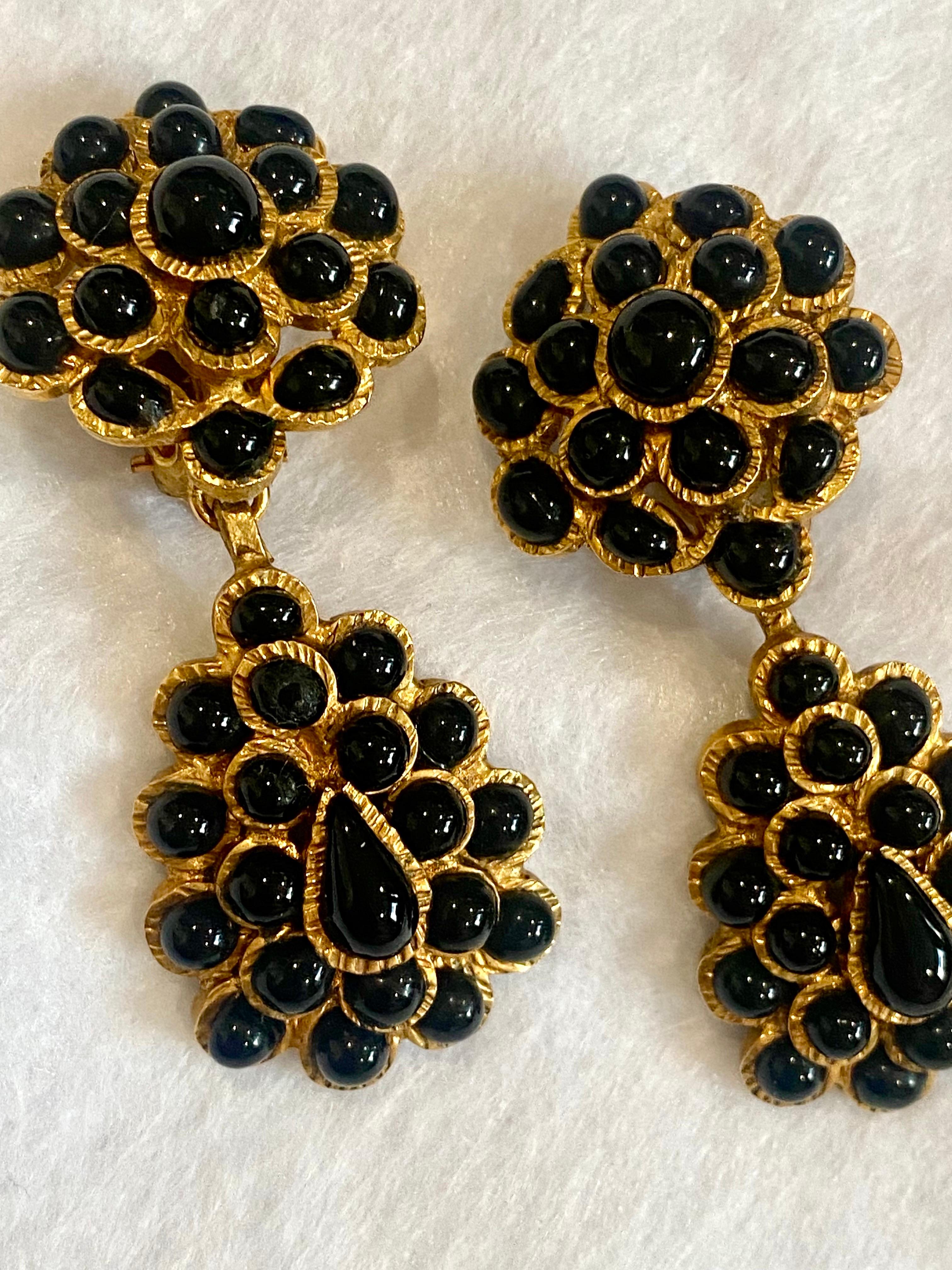 Chanel - Boucles d'oreilles pendantes en verre Gripoix or et noir - Collection Automne 1995 Unisexe en vente