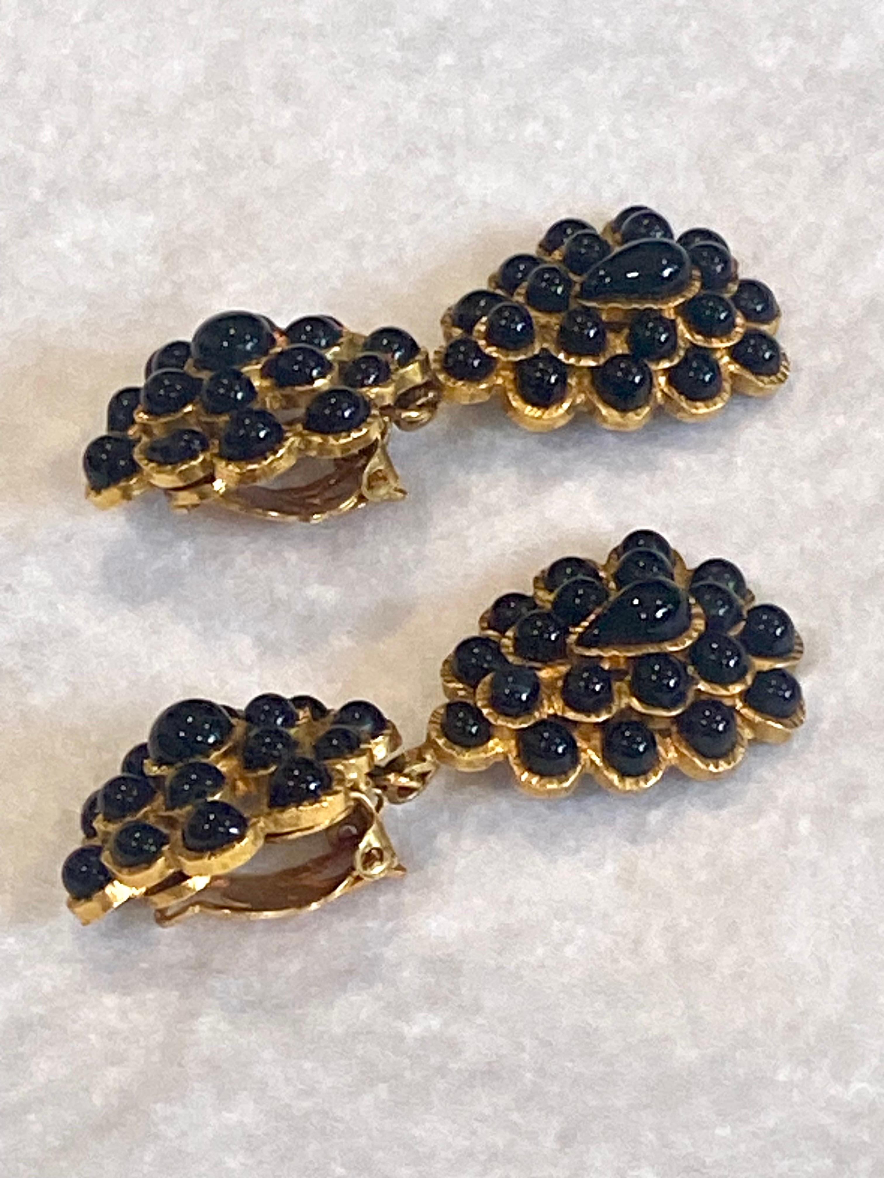 Chanel - Boucles d'oreilles pendantes en verre Gripoix or et noir - Collection Automne 1995 en vente 1