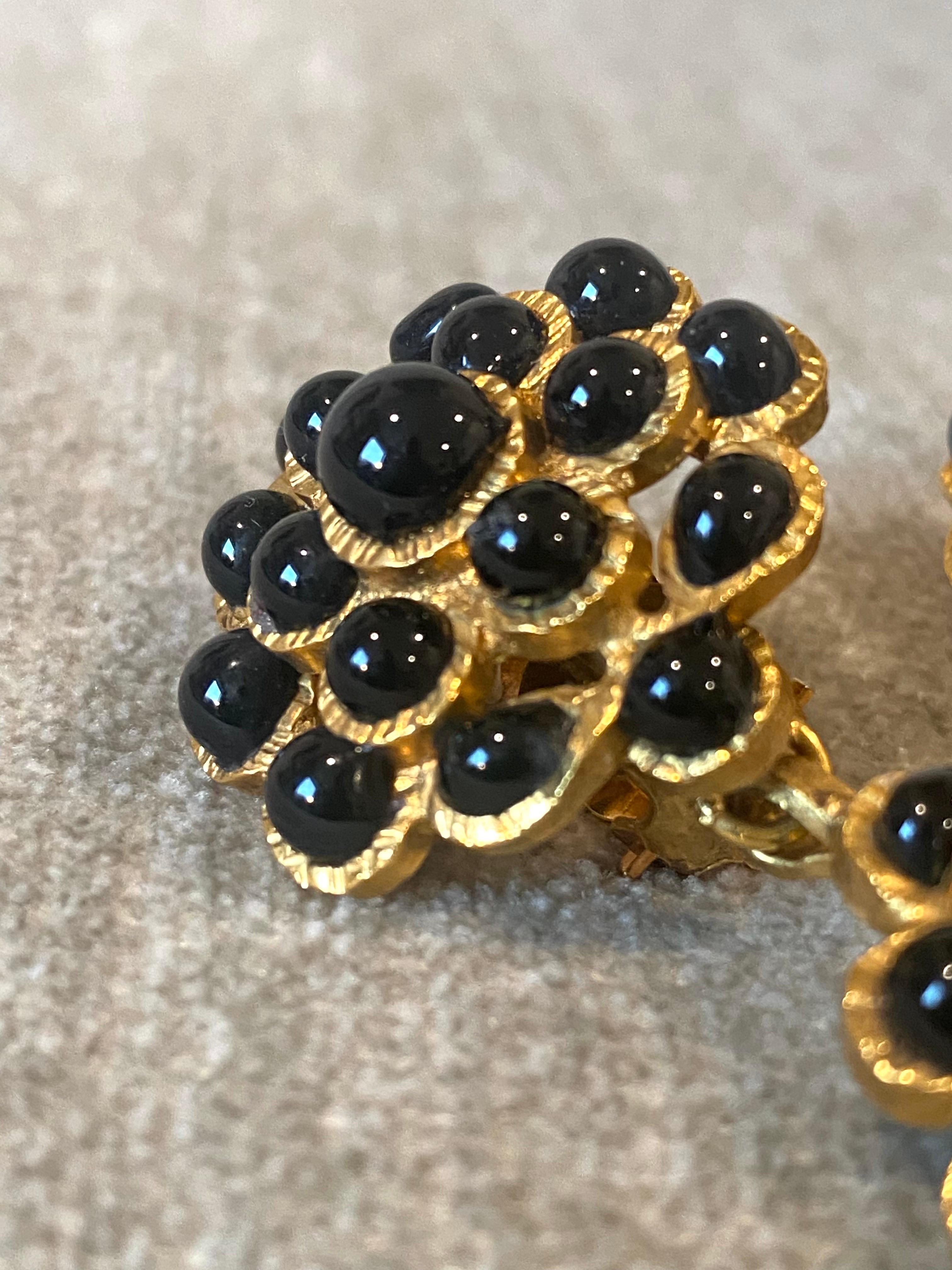 Chanel - Boucles d'oreilles pendantes en verre Gripoix or et noir - Collection Automne 1995 en vente 2