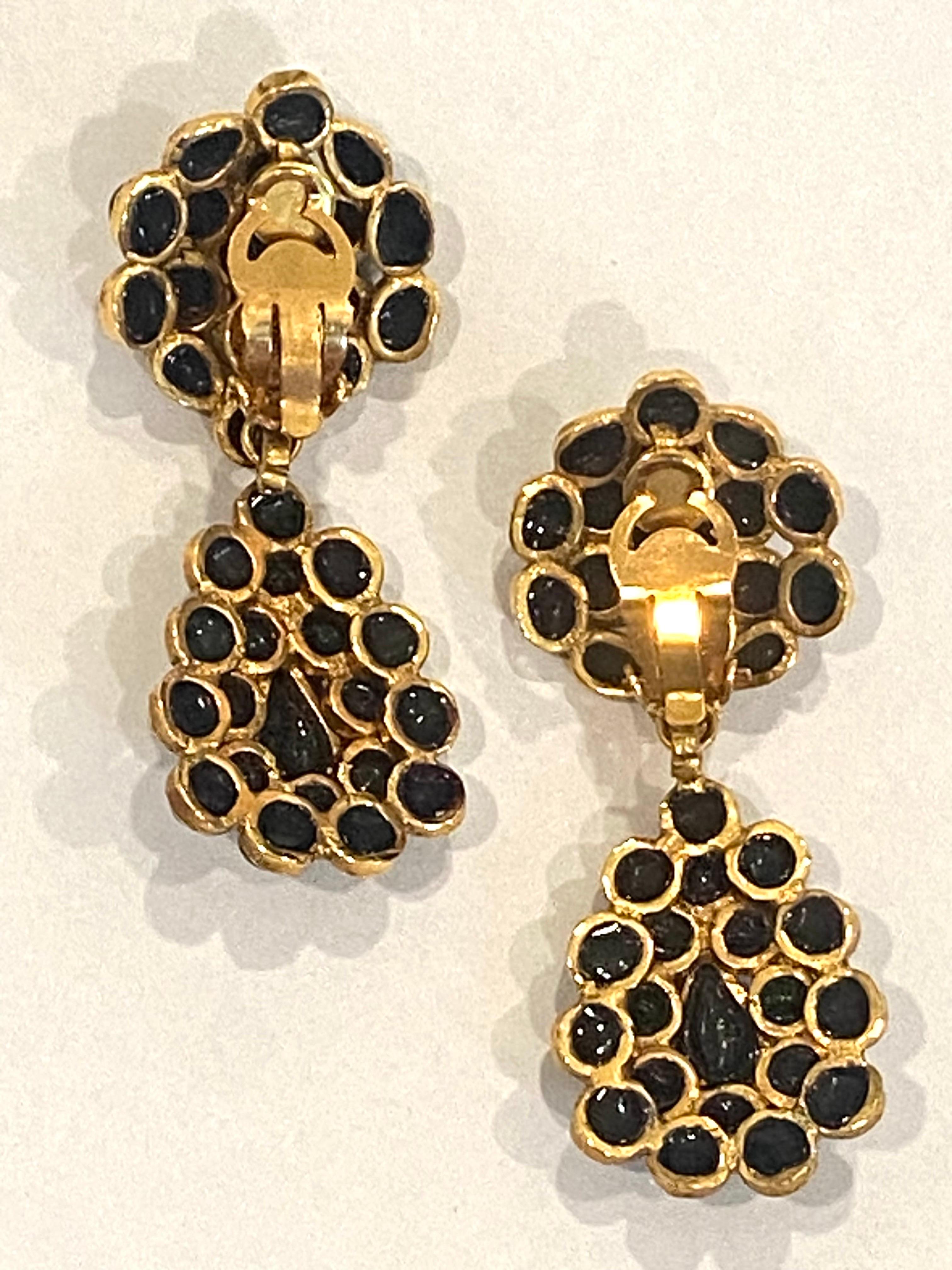 Chanel - Boucles d'oreilles pendantes en verre Gripoix or et noir - Collection Automne 1995 en vente 4