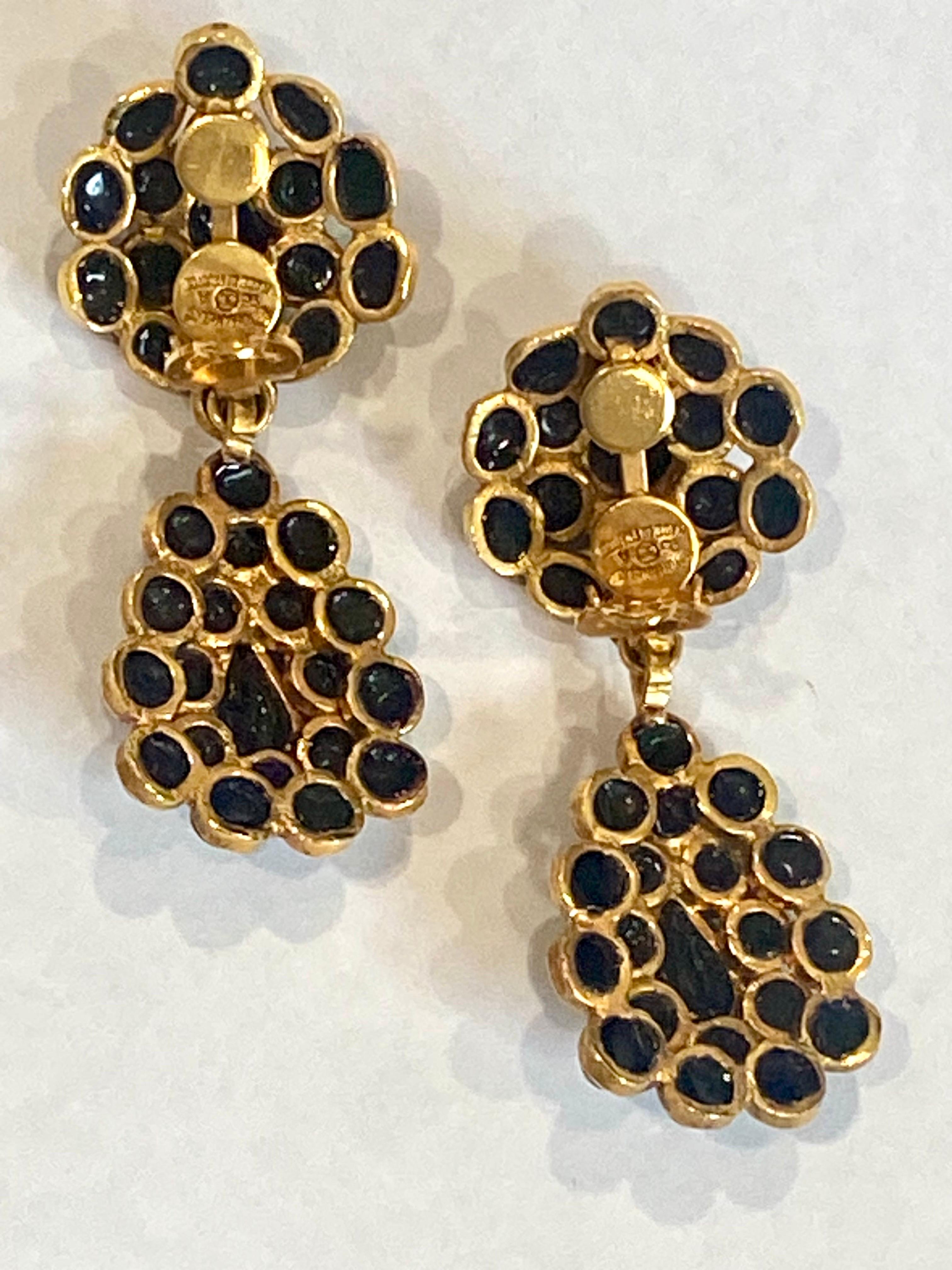 Chanel - Boucles d'oreilles pendantes en verre Gripoix or et noir - Collection Automne 1995 en vente 5
