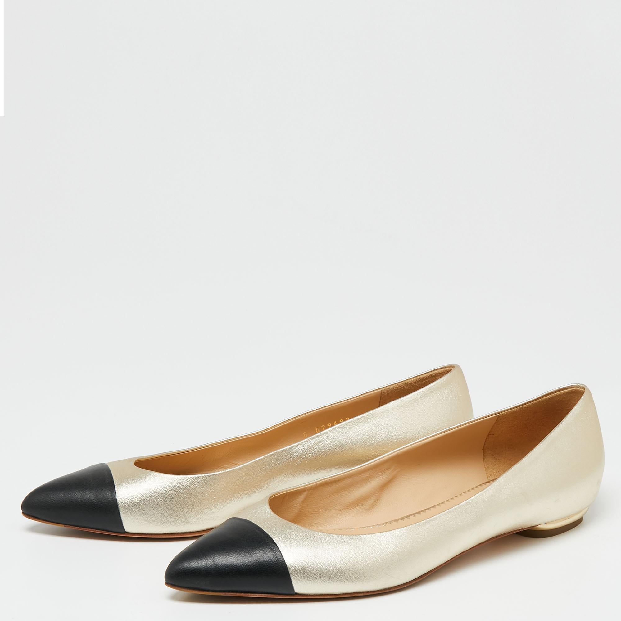 Feel your best every time you wear these Chanel ballet flats. The flats are crafted from gold leather and styled with black pointed cap toes and gold-tone heels. They are complete with comfortable leather insoles and durable outsoles.