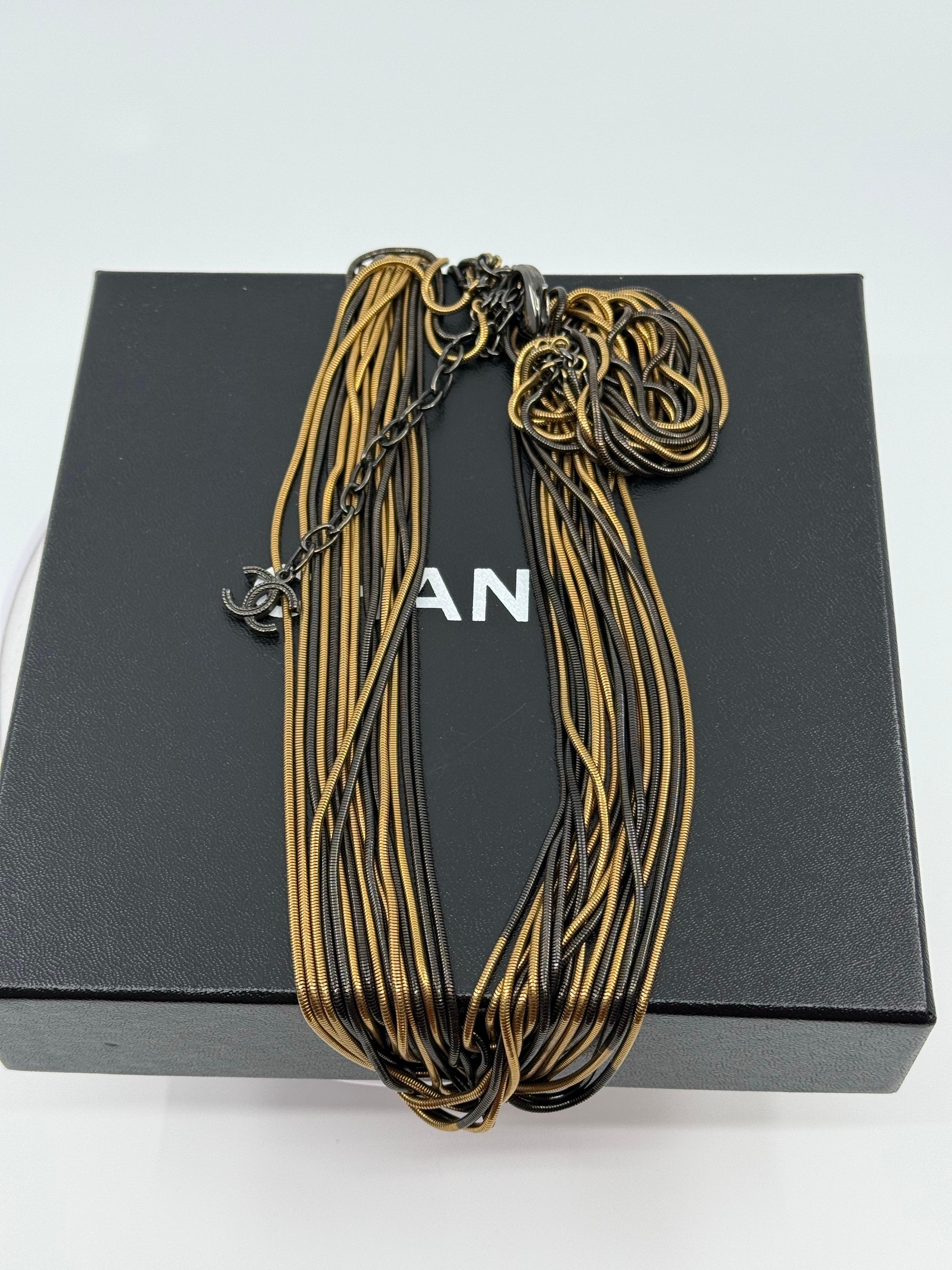 DÉTAILS :
Poinçon : CHANEL
Fabriqué en Italie
Collectional 2011
Le collier est en bon état et présente une usure minimale.
Mesures approximatives : Longueur de la chaîne 27