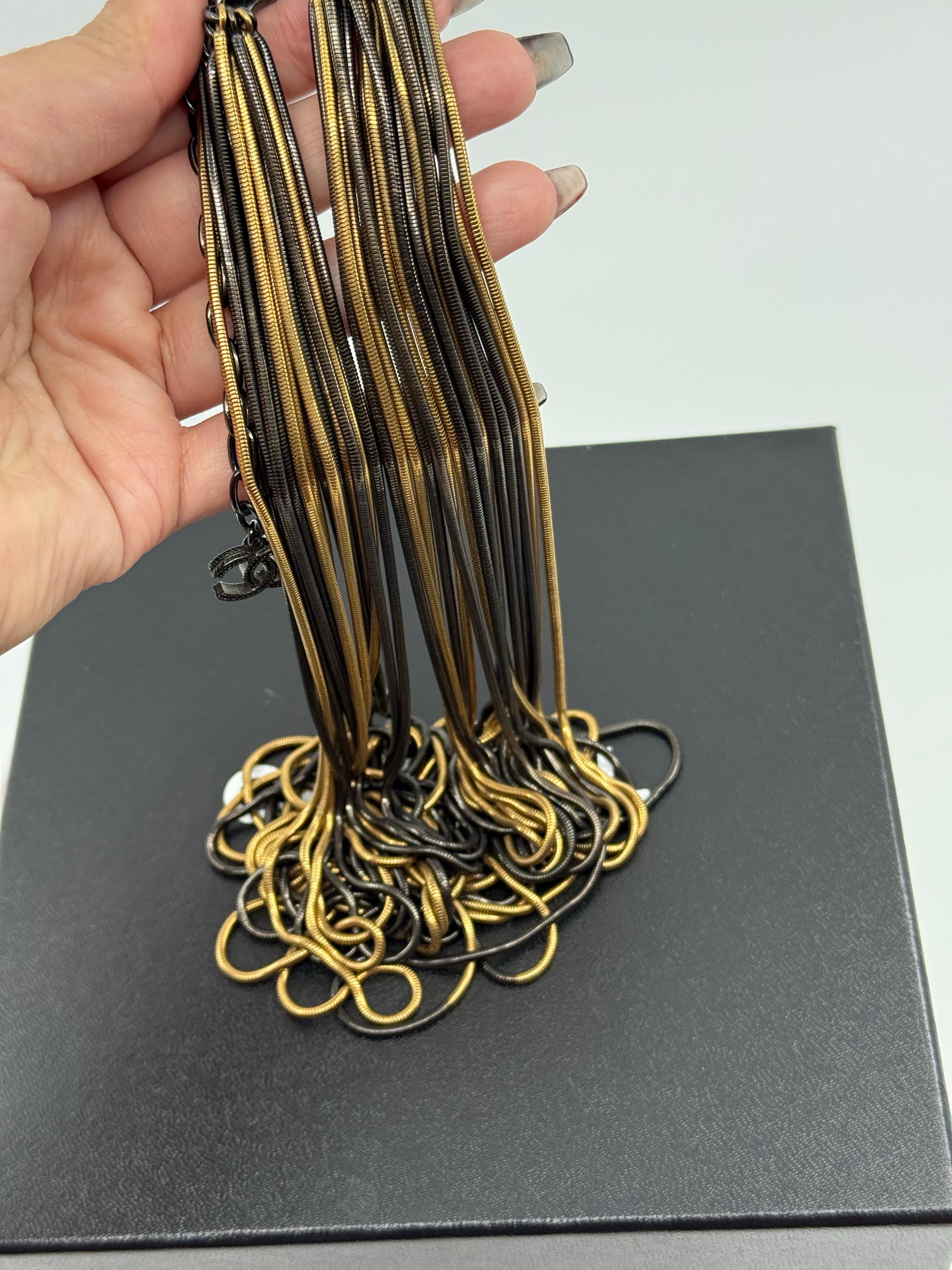 Chanel - Sautoir multibrins en chaîne serpent d'or et de noir métallisé Bon état - En vente à Bellevue, WA