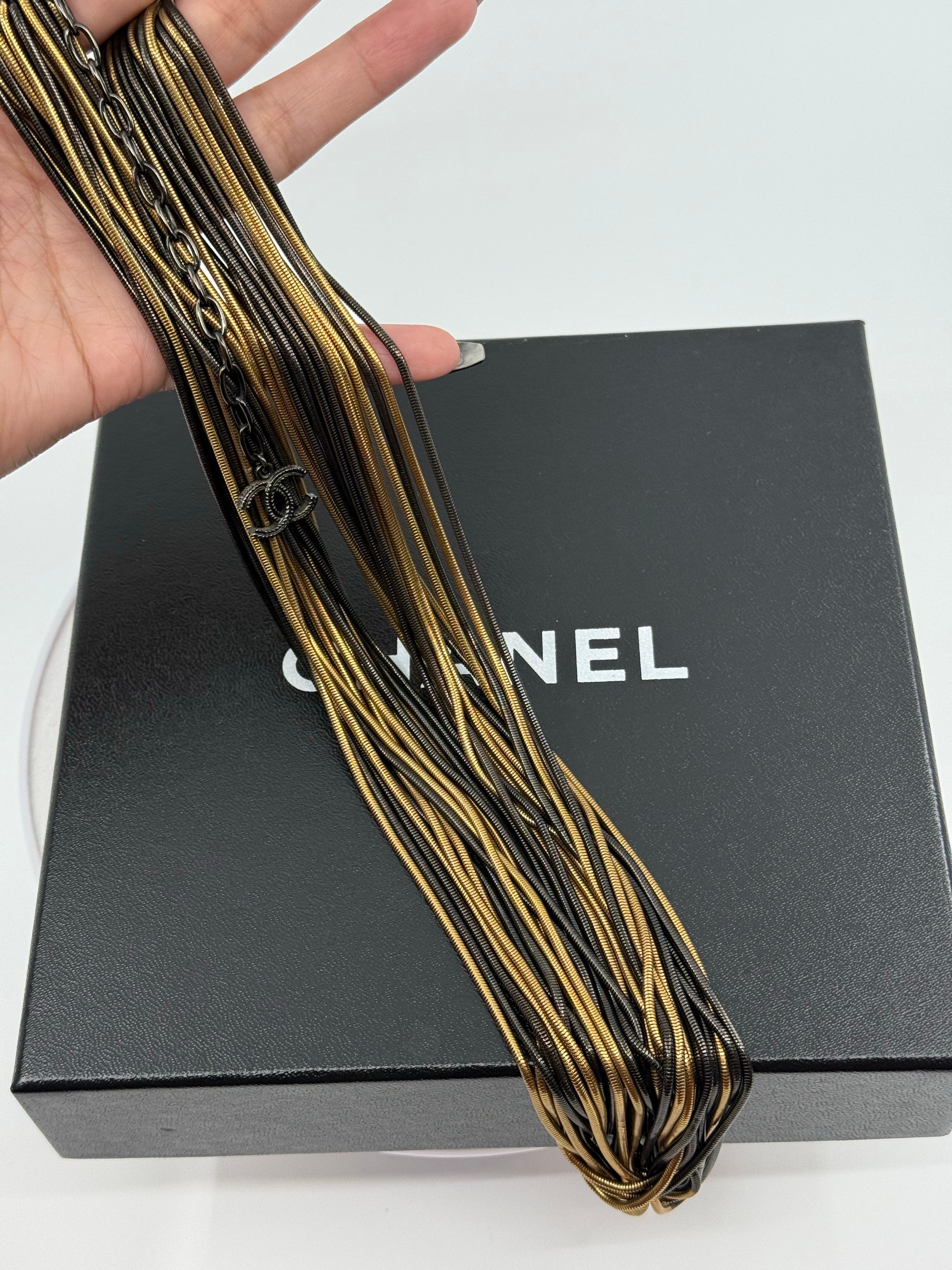 Chanel - Sautoir multibrins en chaîne serpent d'or et de noir métallisé Unisexe en vente